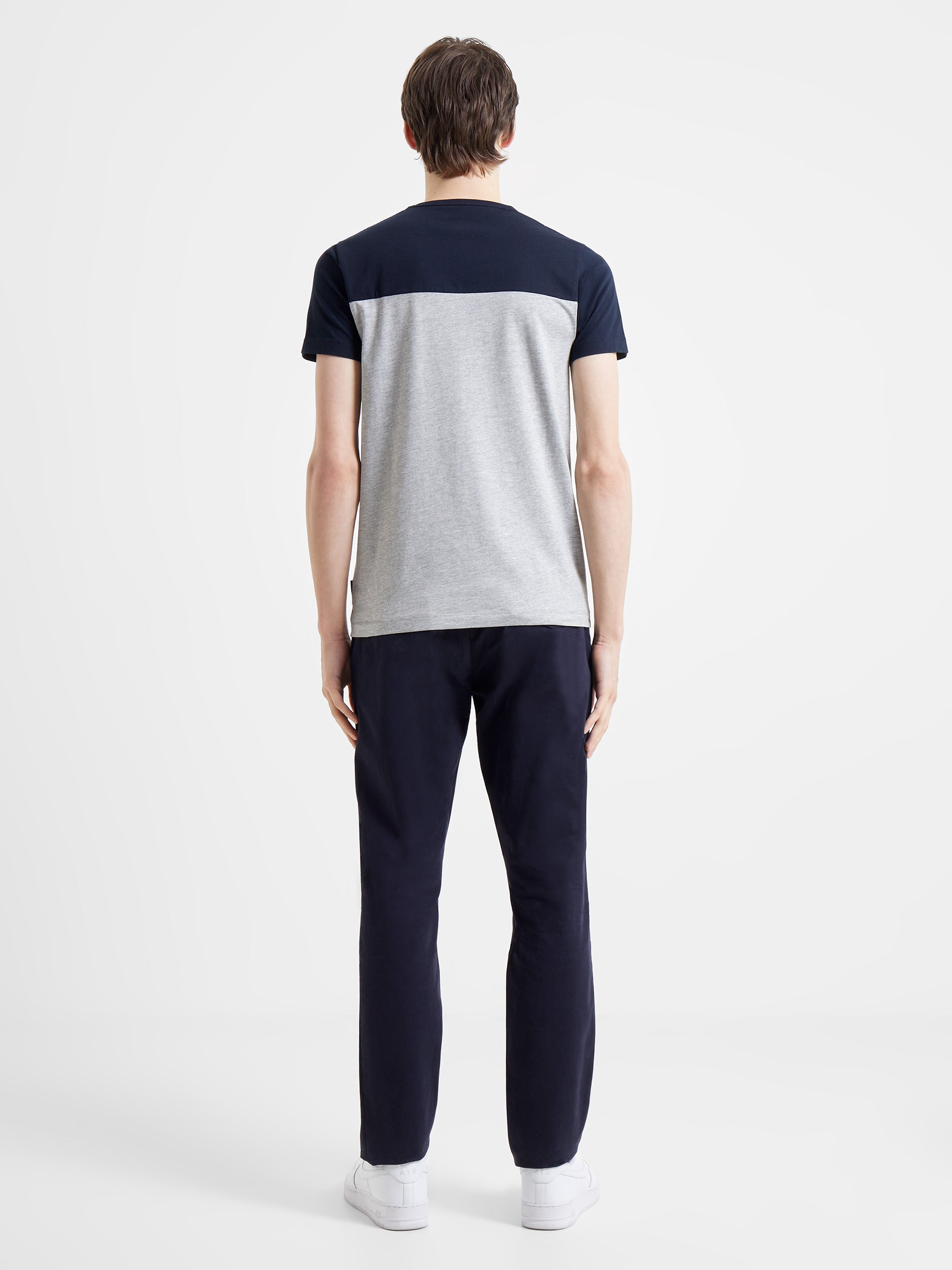 Camiseta con Ribete en Bloque - Diseño Moderno y Estilo Urbano