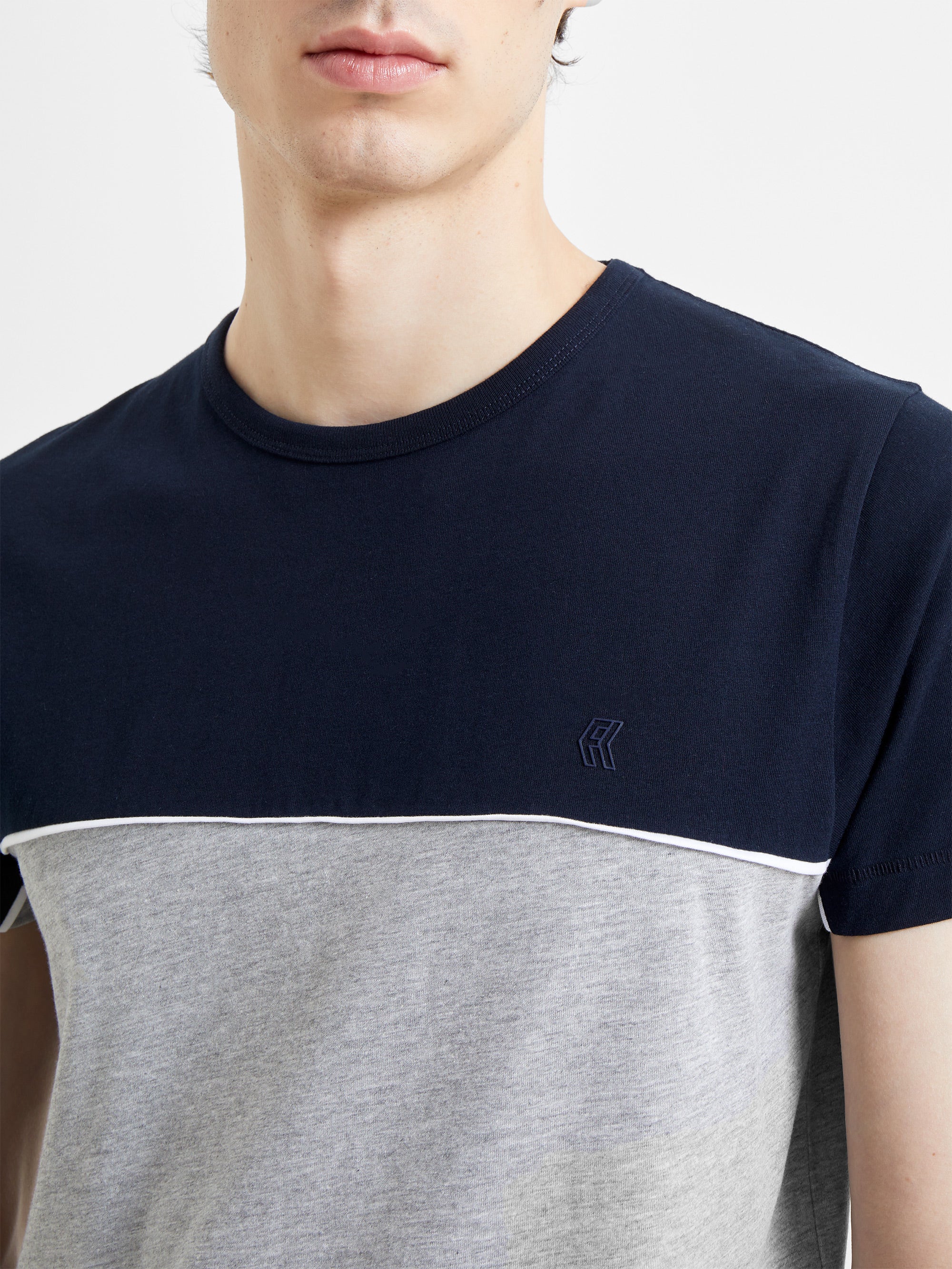 Camiseta con Ribete en Bloque - Diseño Moderno y Estilo Urbano