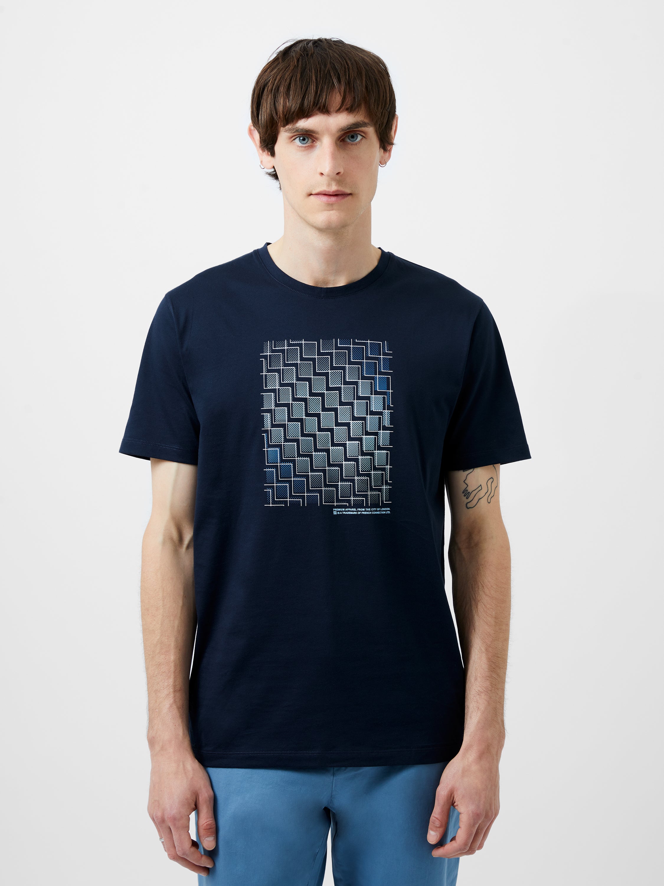 Camiseta Ecológica con Diseño Abstracto de Pasos - Estampado Moderno y Moda Sostenible
