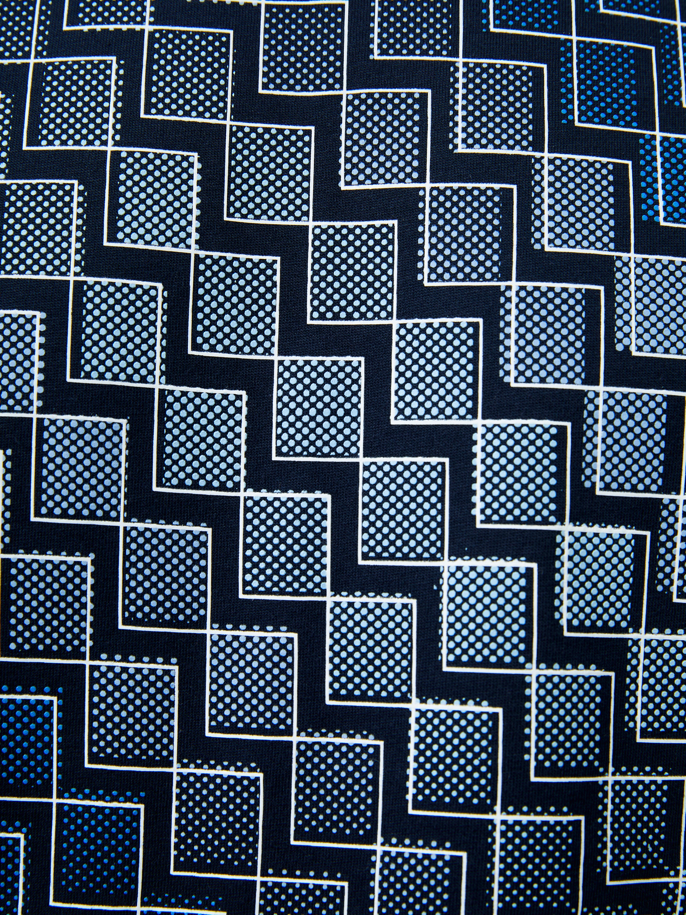 Camiseta Ecológica con Diseño Abstracto de Pasos - Estampado Moderno y Moda Sostenible