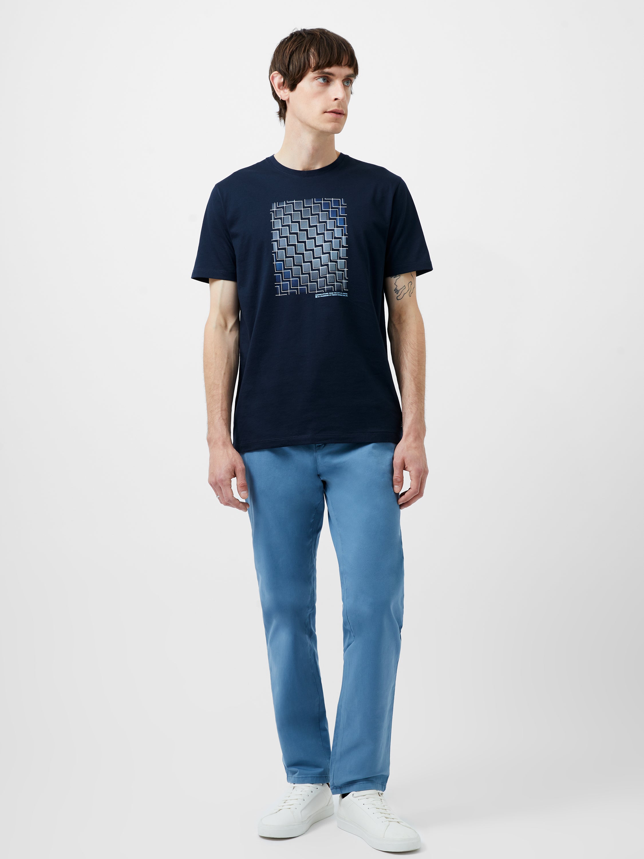 Camiseta Ecológica con Diseño Abstracto de Pasos - Estampado Moderno y Moda Sostenible