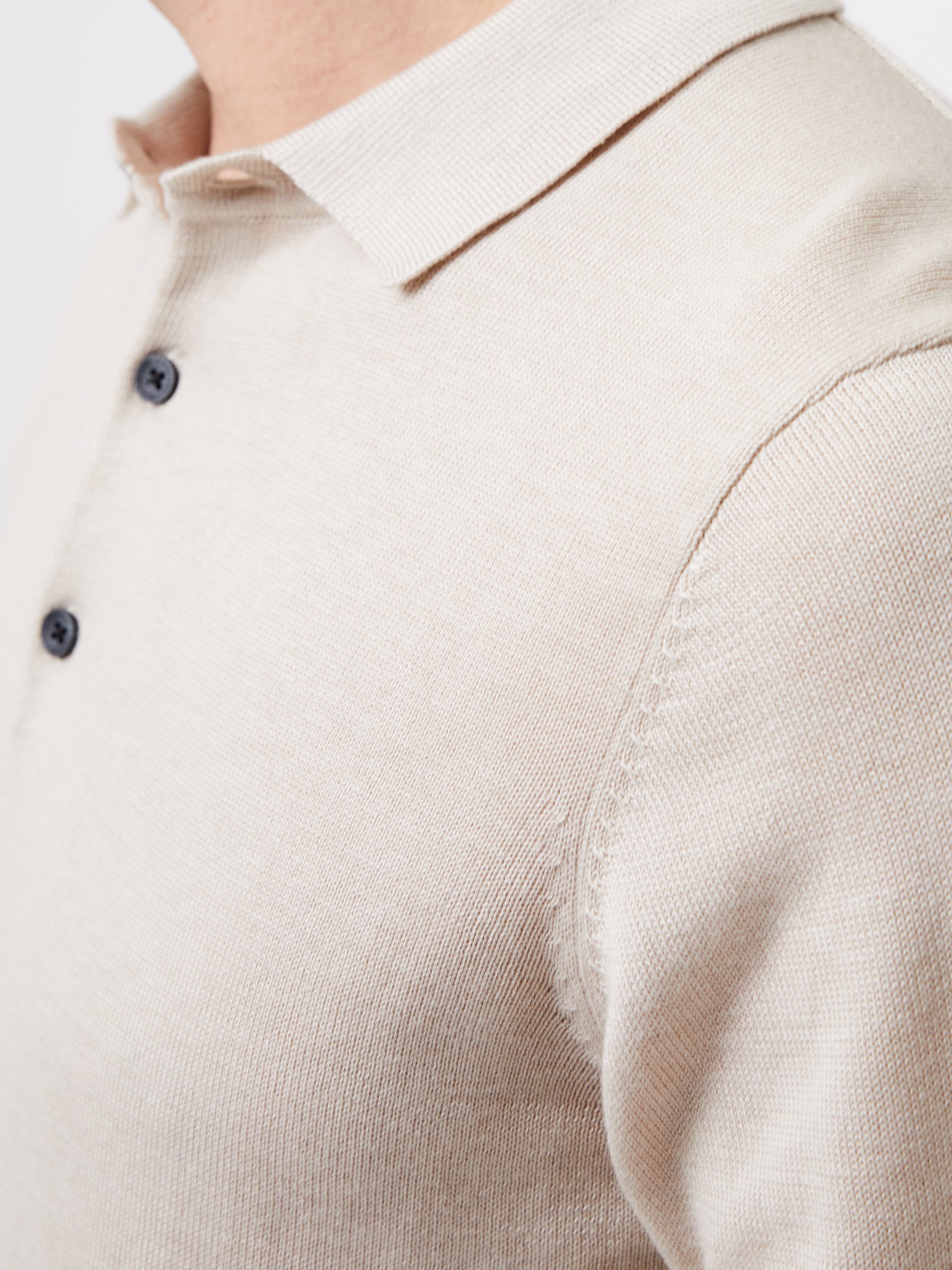 Camisa Polo Clásica de Tejido Suave con Tres Botones