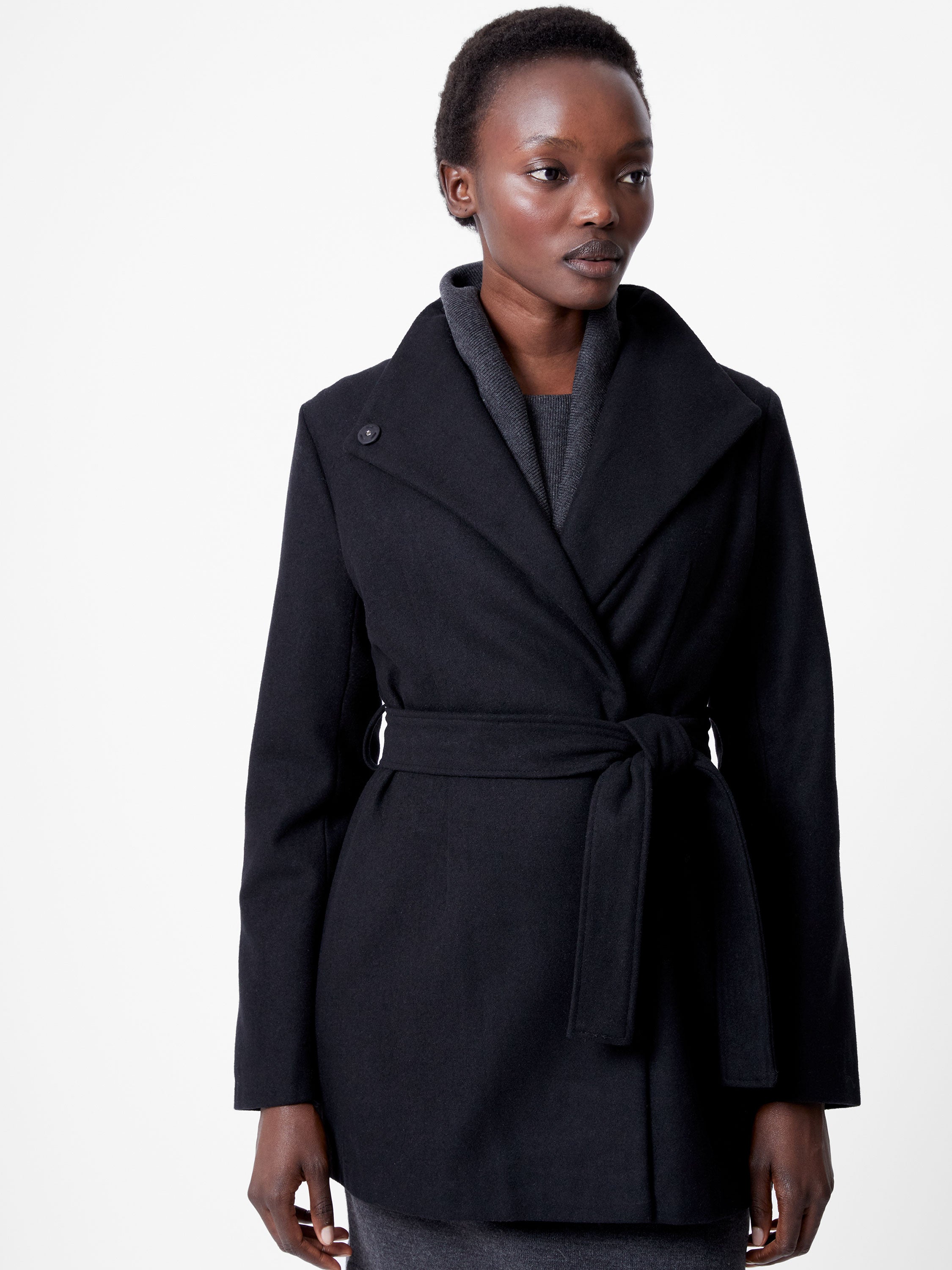 Abrigo Midi Elegante con Cinturón Ajustable y Estilo Envolvente