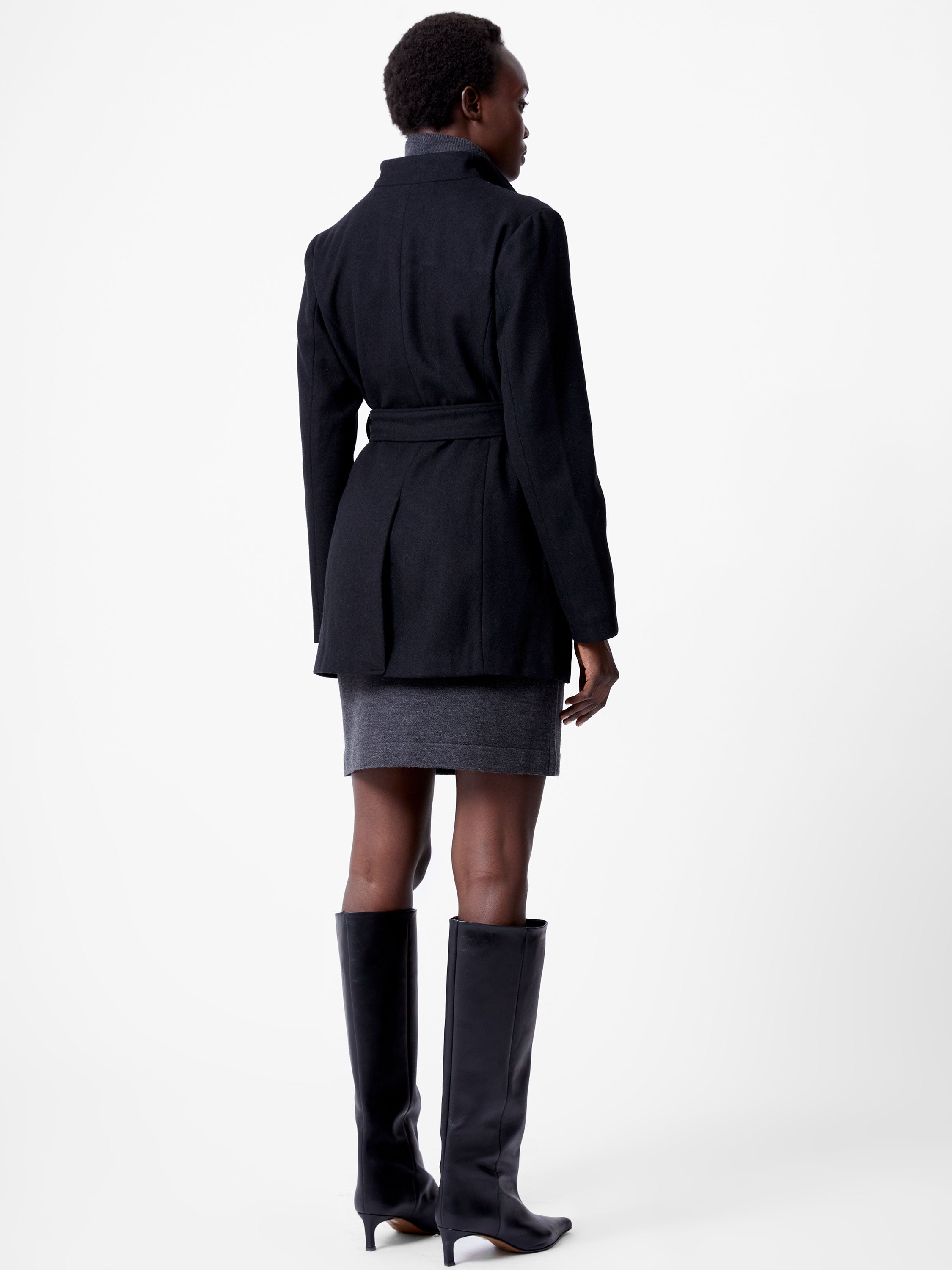 Abrigo Midi Elegante con Cinturón Ajustable y Estilo Envolvente