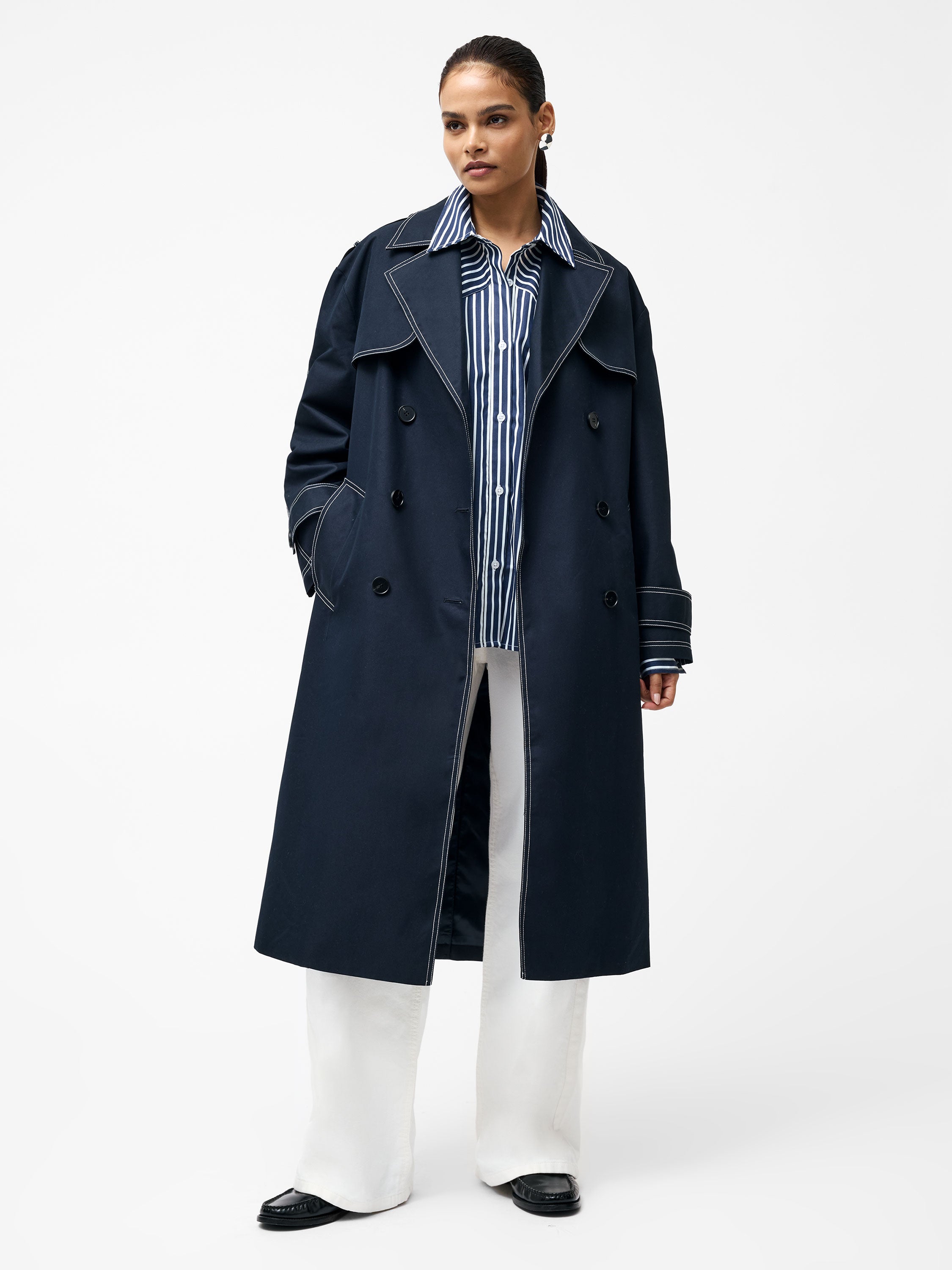 Afton Gabardina Elegante con Cinturón Ajustable y Costuras en Contraste