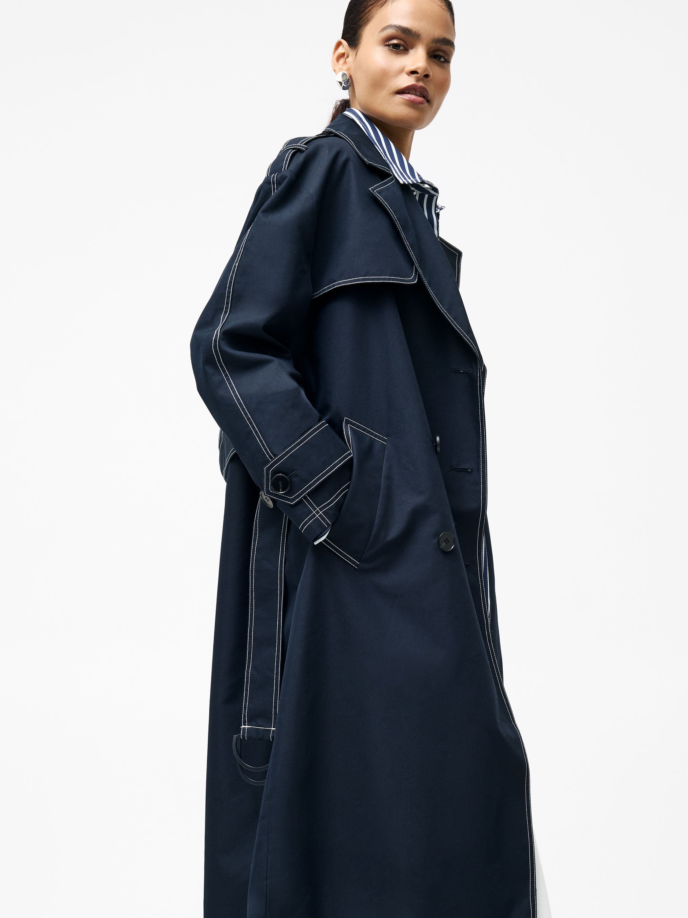 Afton Gabardina Elegante con Cinturón Ajustable y Costuras en Contraste