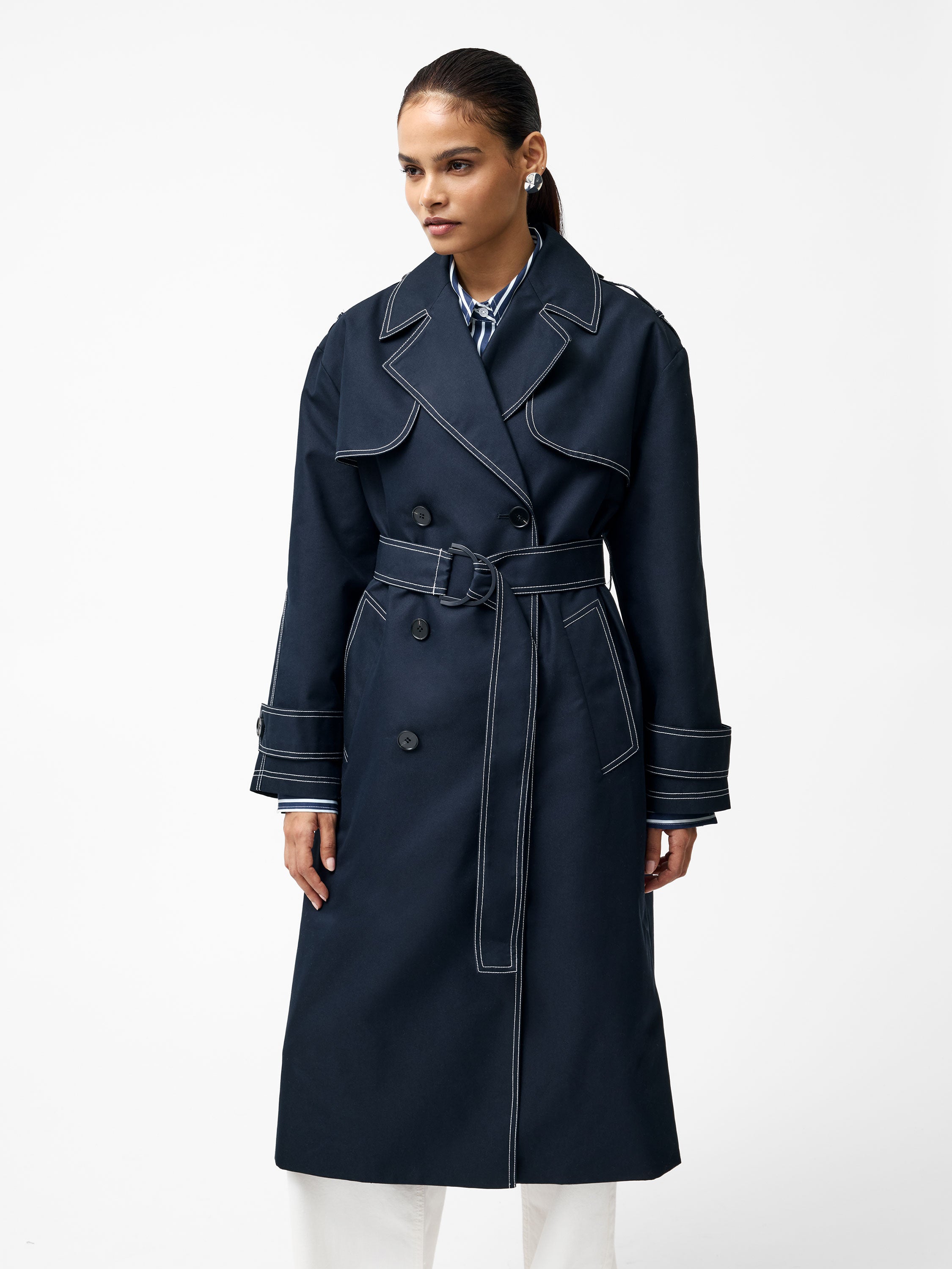 Afton Gabardina Elegante con Cinturón Ajustable y Costuras en Contraste