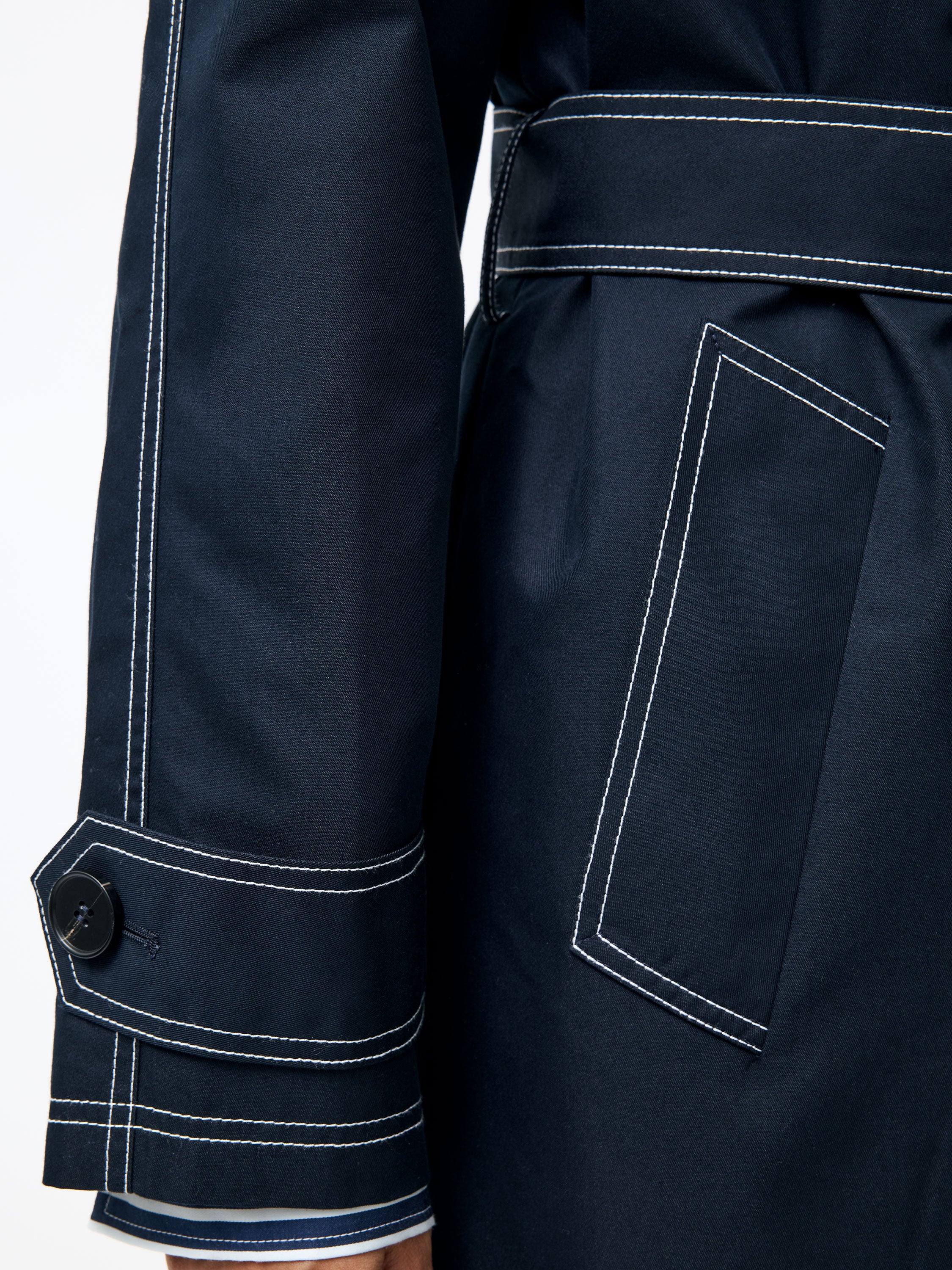 Afton Gabardina Elegante con Cinturón Ajustable y Costuras en Contraste