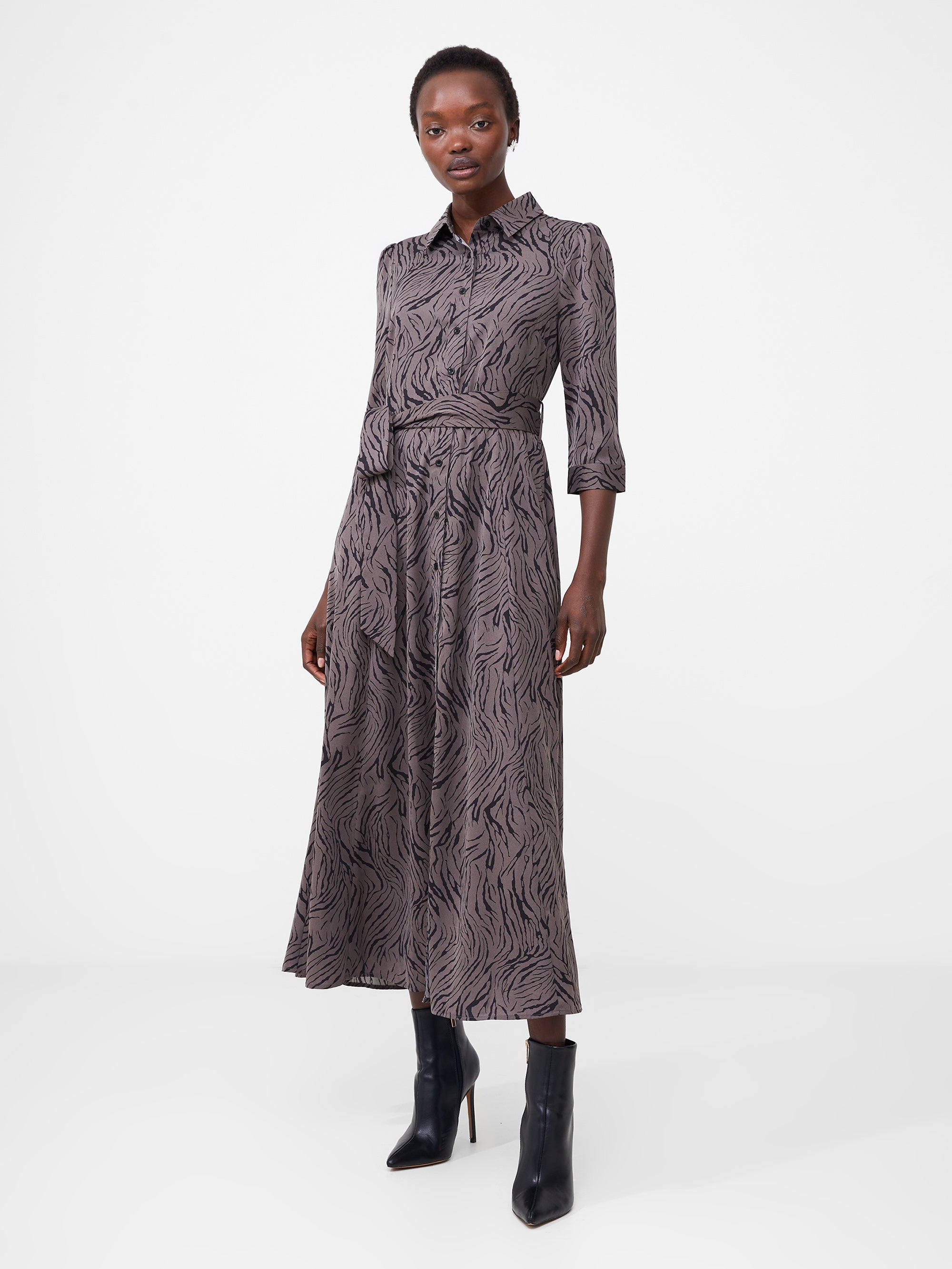 Vestido camisero midi con estampado artístico contemporáneo