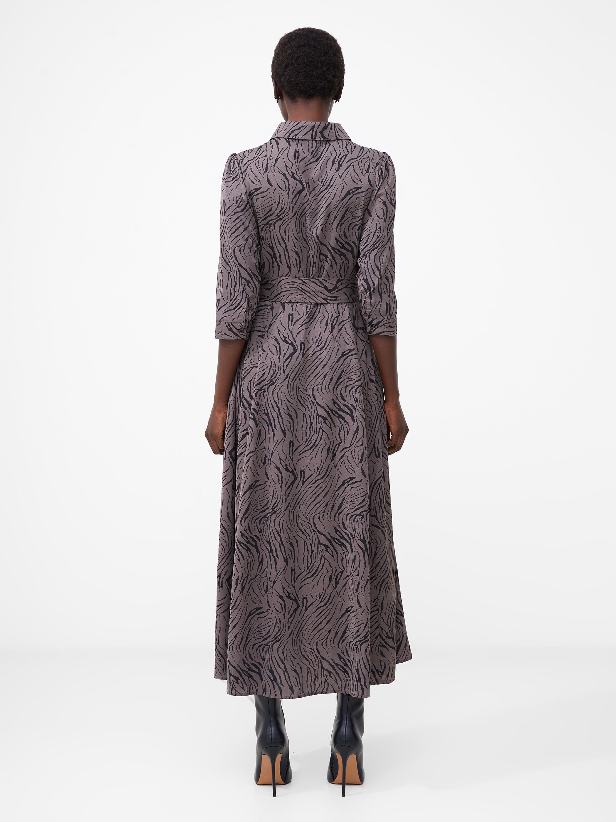 Vestido camisero midi con estampado artístico contemporáneo