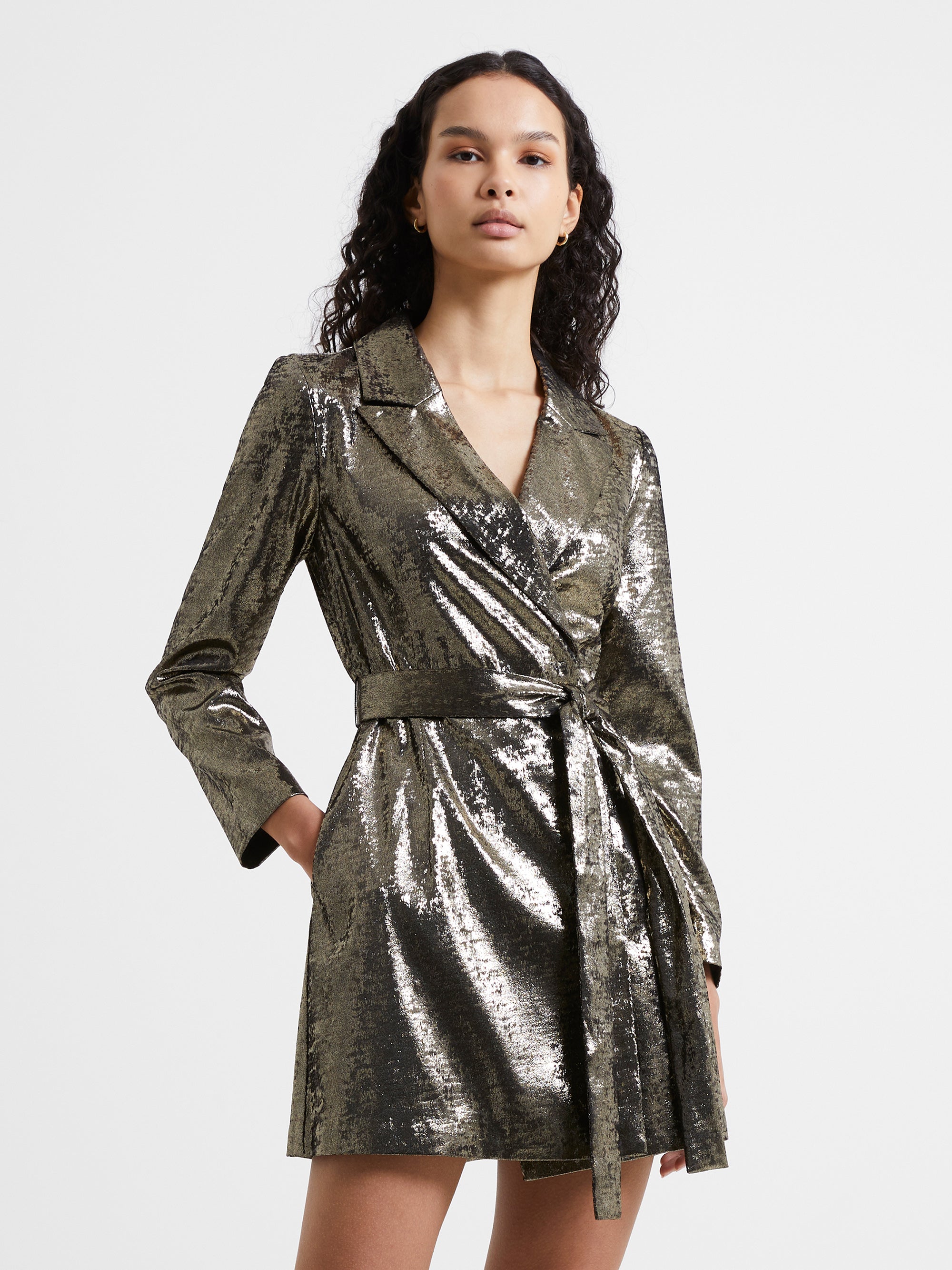 Vestido Corto Alara con Acento Metálico Fundido en Estilo Esmoquin