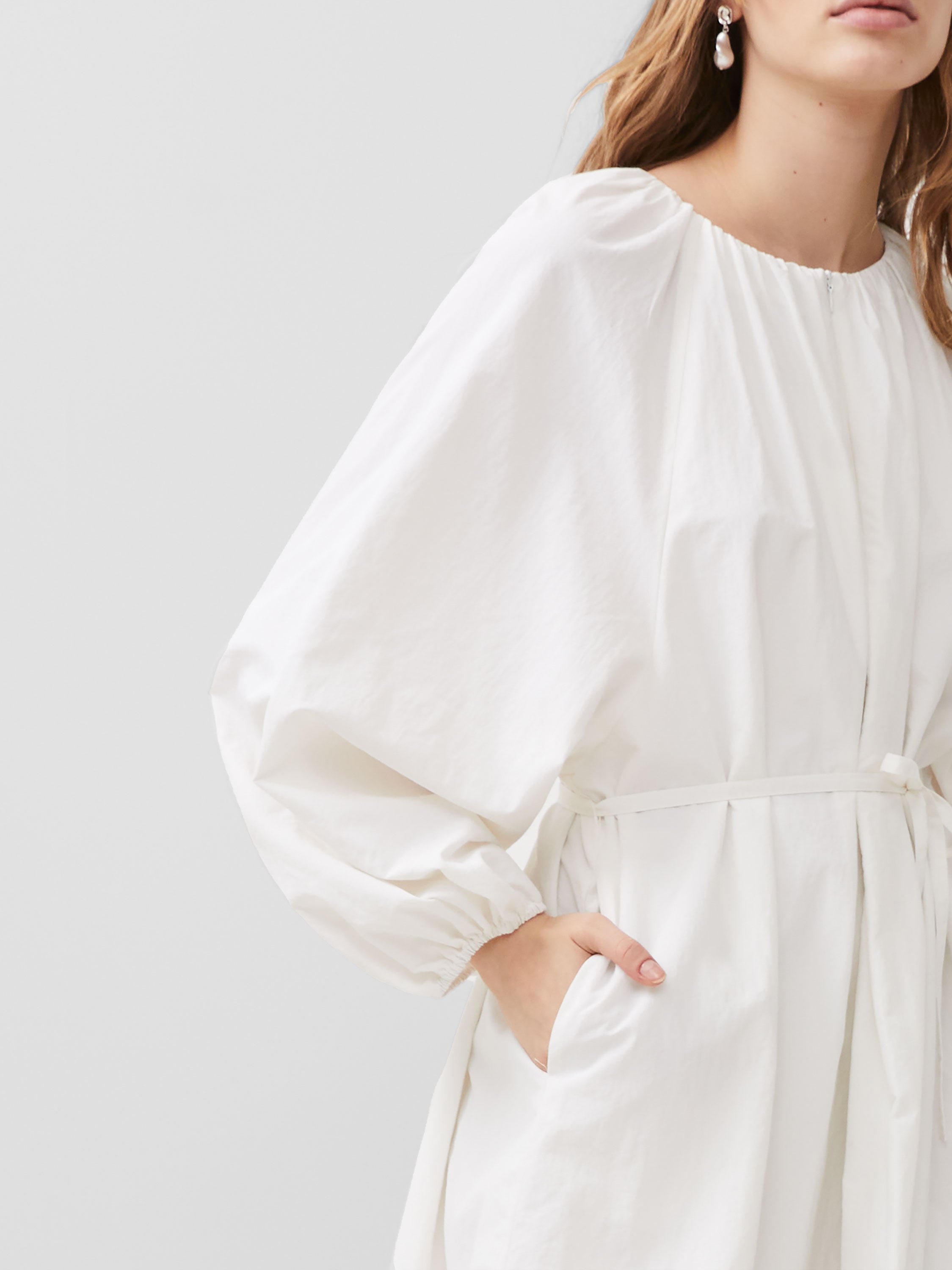 Vestido Alora con Detalle de Cremallera Elegante - Diseño Moderno para Ocasiones Especiales