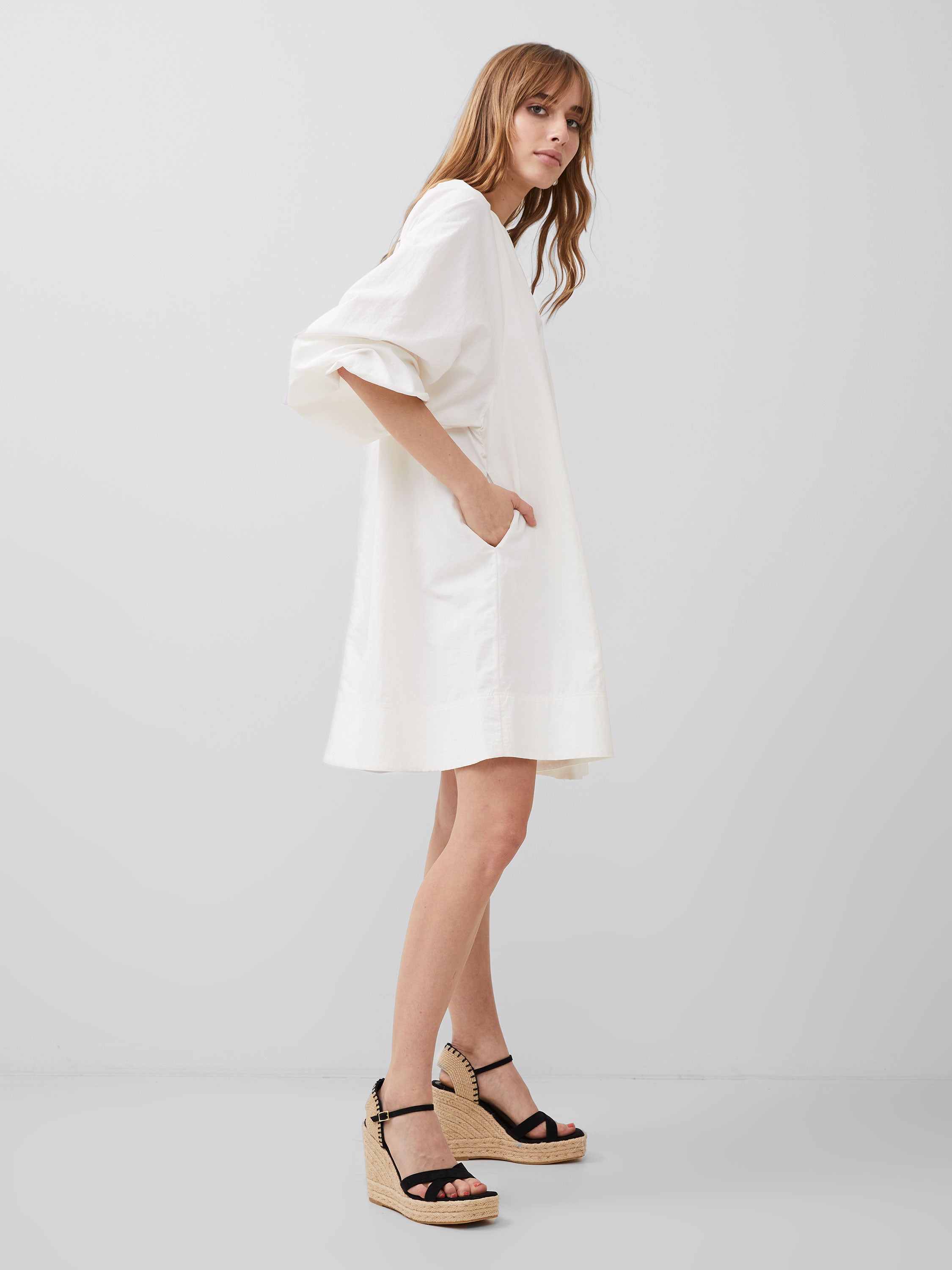 Vestido Alora con Detalle de Cremallera Elegante - Diseño Moderno para Ocasiones Especiales