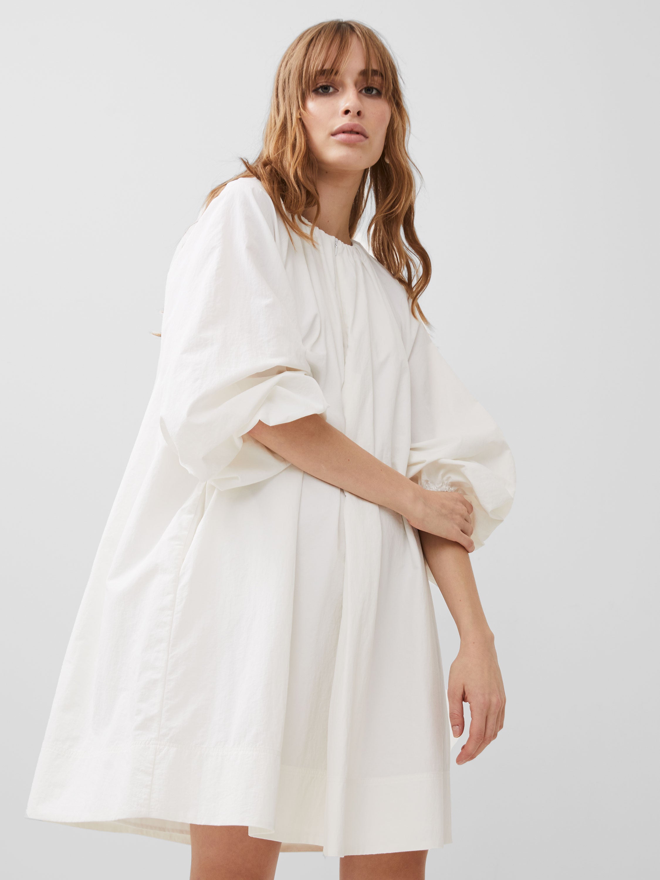 Vestido Alora con Detalle de Cremallera Elegante - Diseño Moderno para Ocasiones Especiales