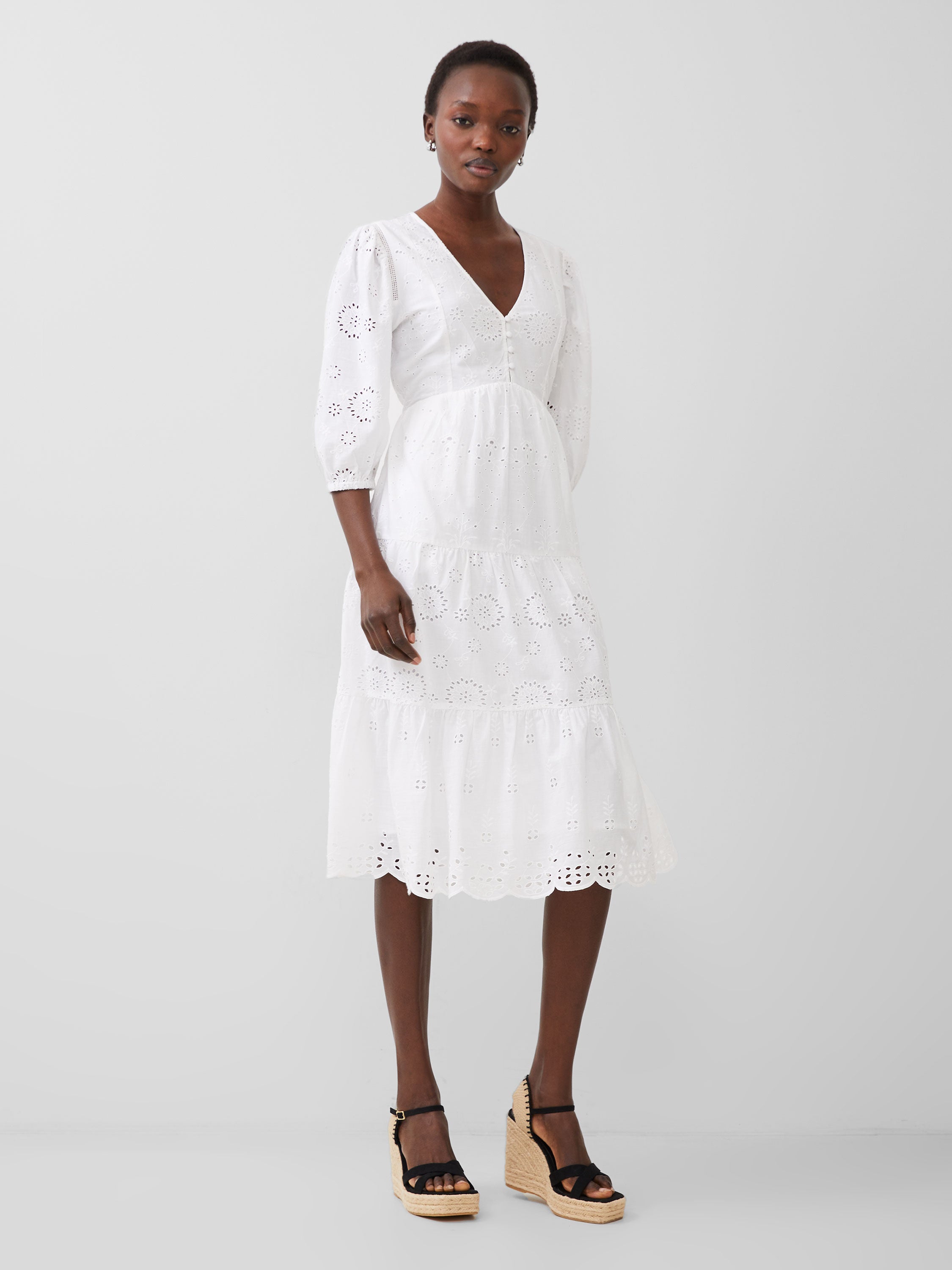 Vestido Alissa con Detalles de Bordado Inglés - Diseño Clásico en Encaje