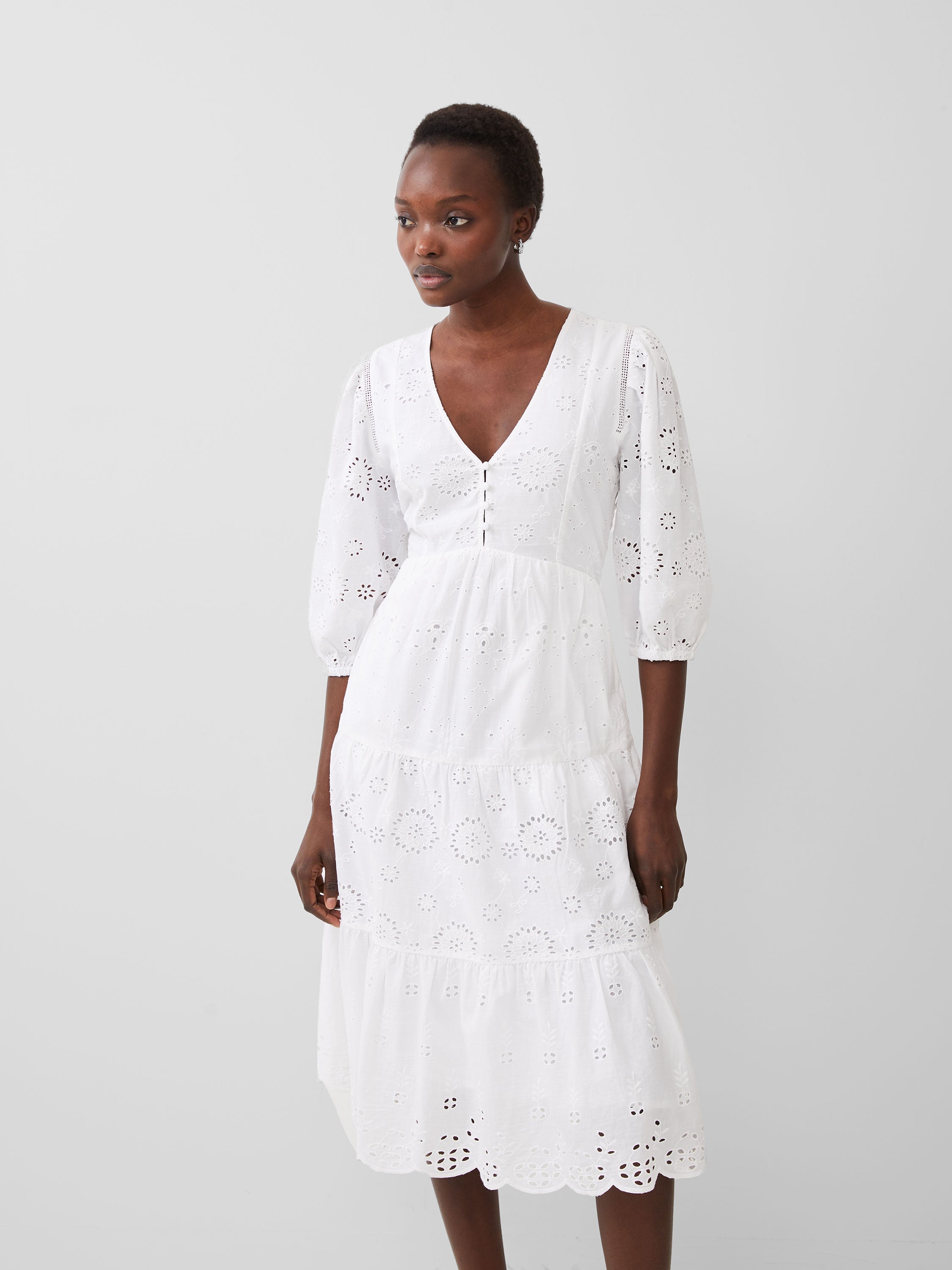 Vestido Alissa con Detalles de Bordado Inglés - Diseño Clásico en Encaje