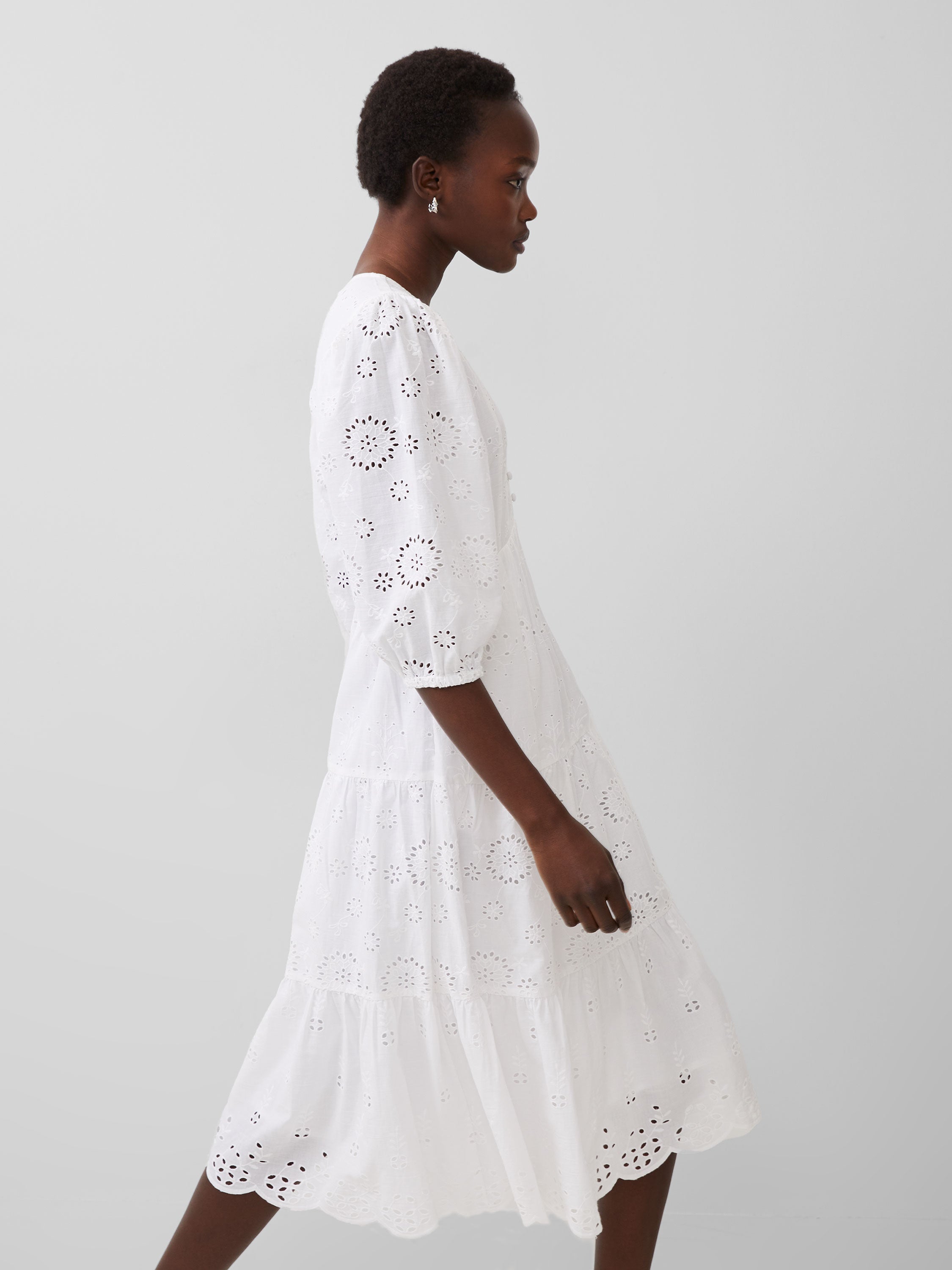 Vestido Alissa con Detalles de Bordado Inglés - Diseño Clásico en Encaje