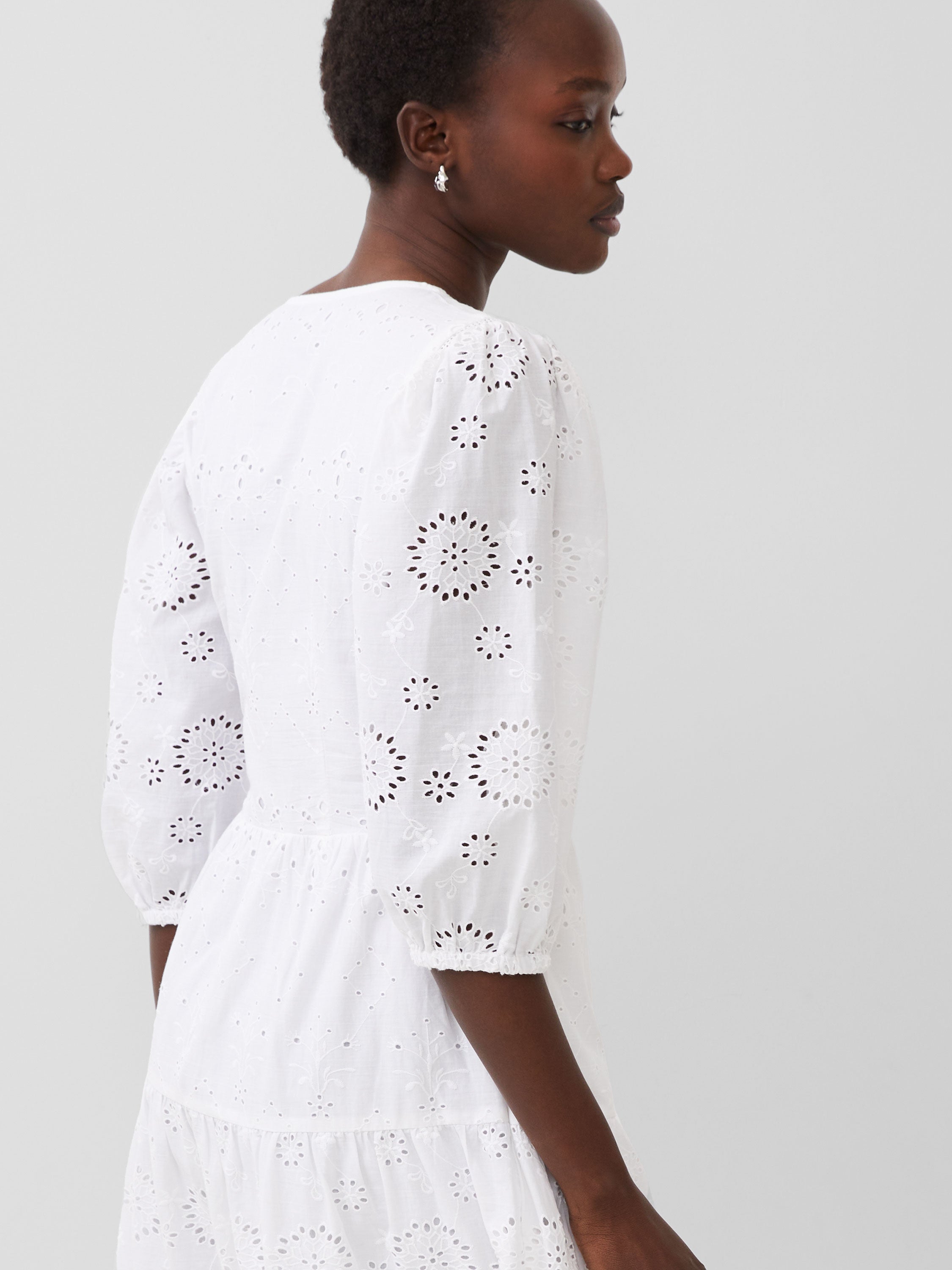 Vestido Alissa con Detalles de Bordado Inglés - Diseño Clásico en Encaje
