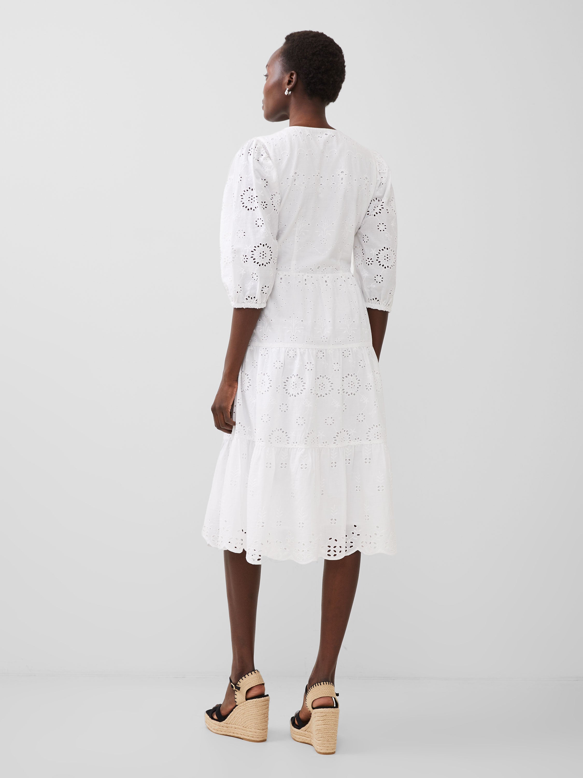 Vestido Alissa con Detalles de Bordado Inglés - Diseño Clásico en Encaje