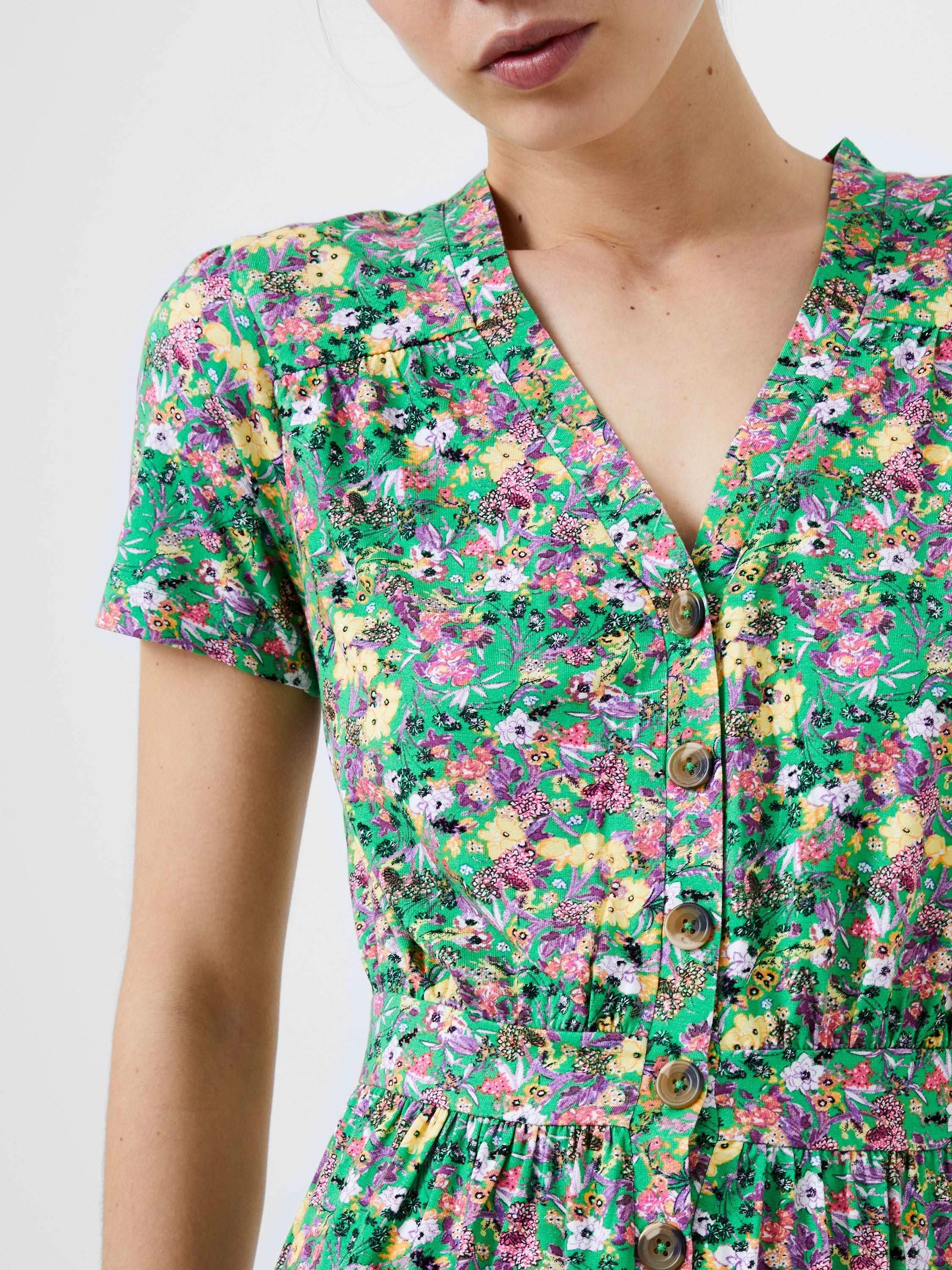Vestido Corto Blossom con Detalle en Escote V - Estilo Moderno y Fresco