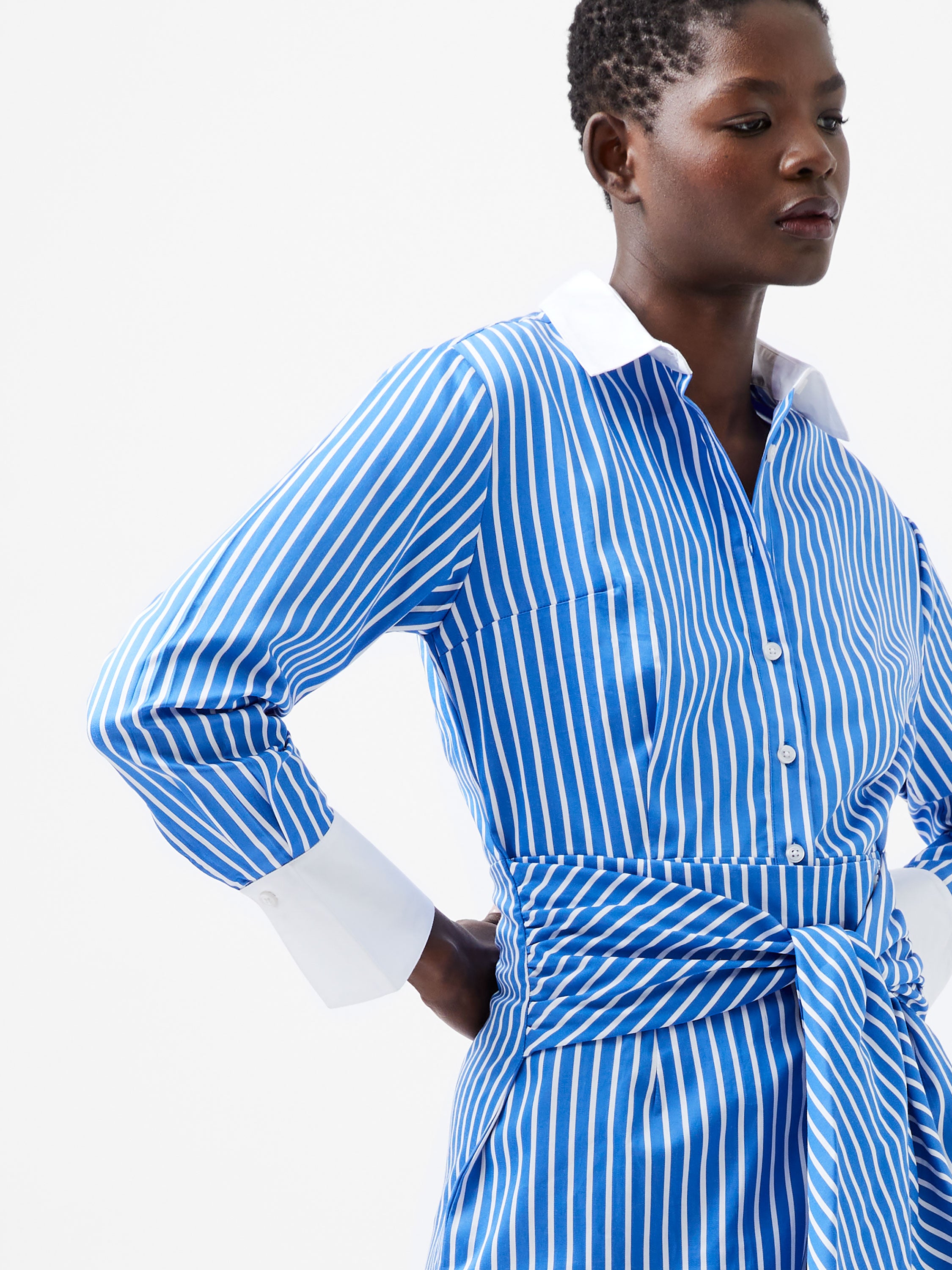 Vestido-Camisa Alexis - Diseño Versátil con Corte Contemporáneo