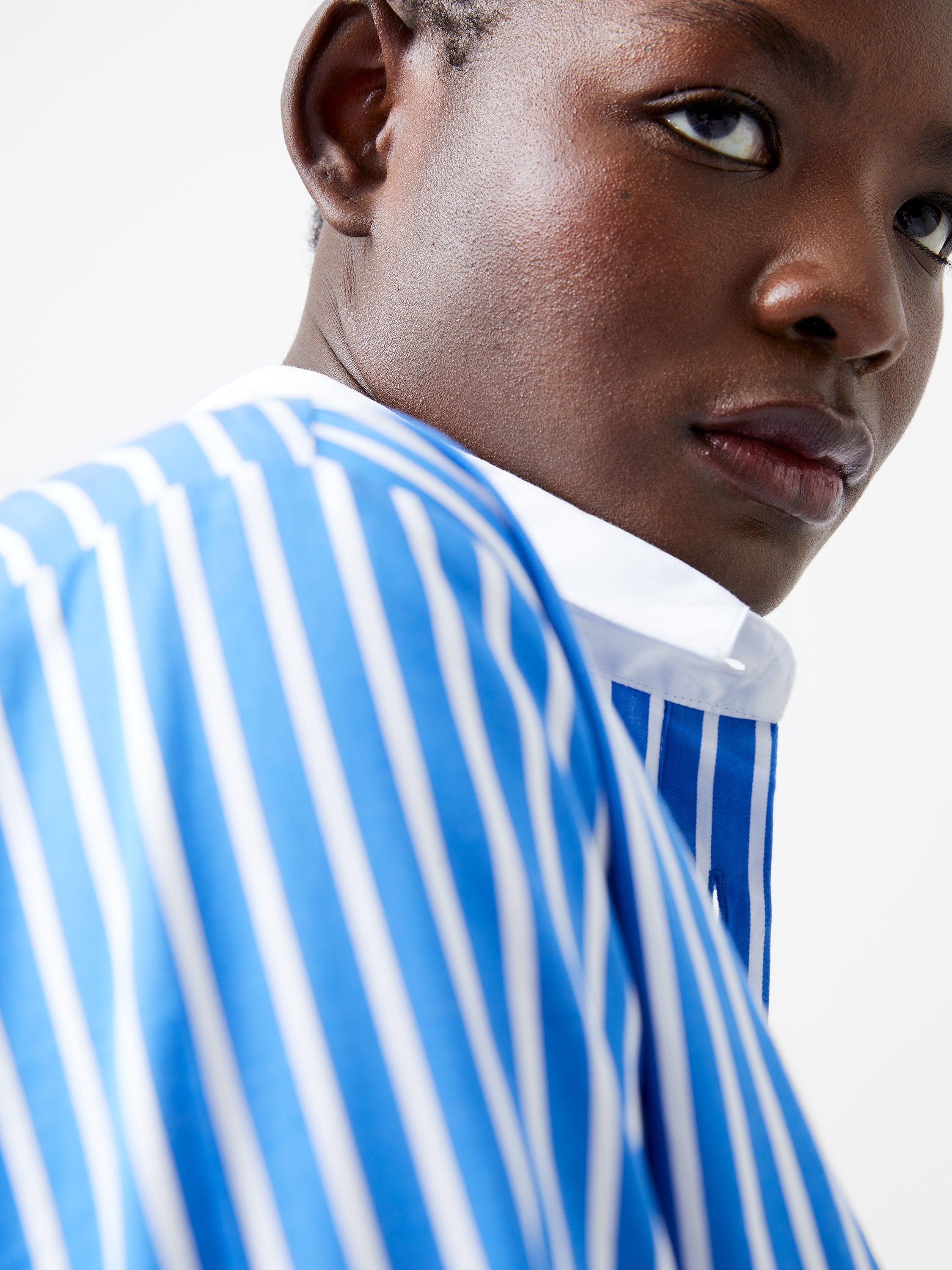 Vestido-Camisa Alexis - Diseño Versátil con Corte Contemporáneo