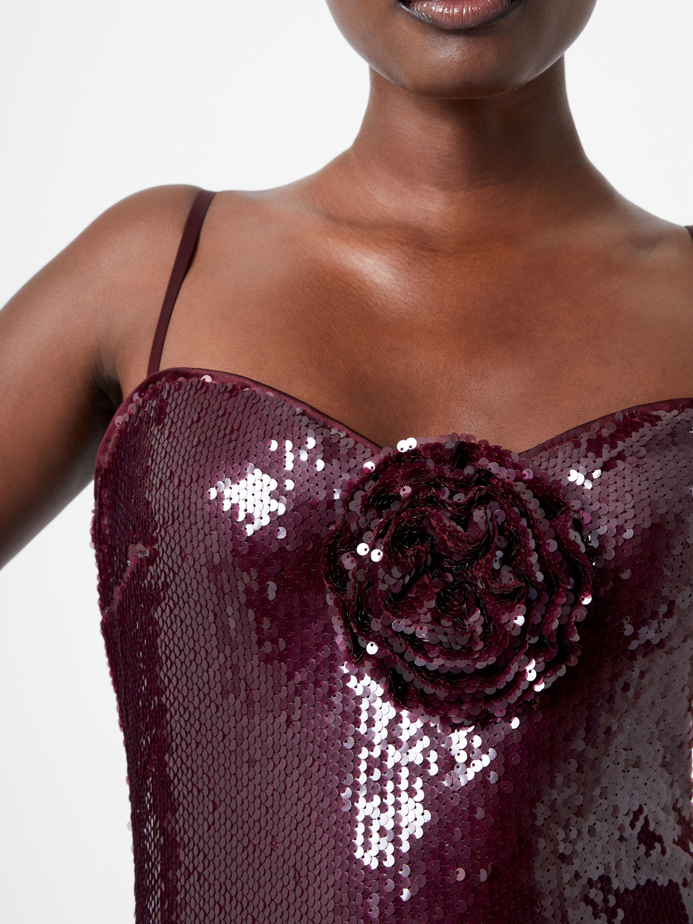 Vestido Corto de Fiesta con Lentejuelas Brillantes - Diseño Elegante con Tirantes Delgados y Detalle Floral en el Pecho