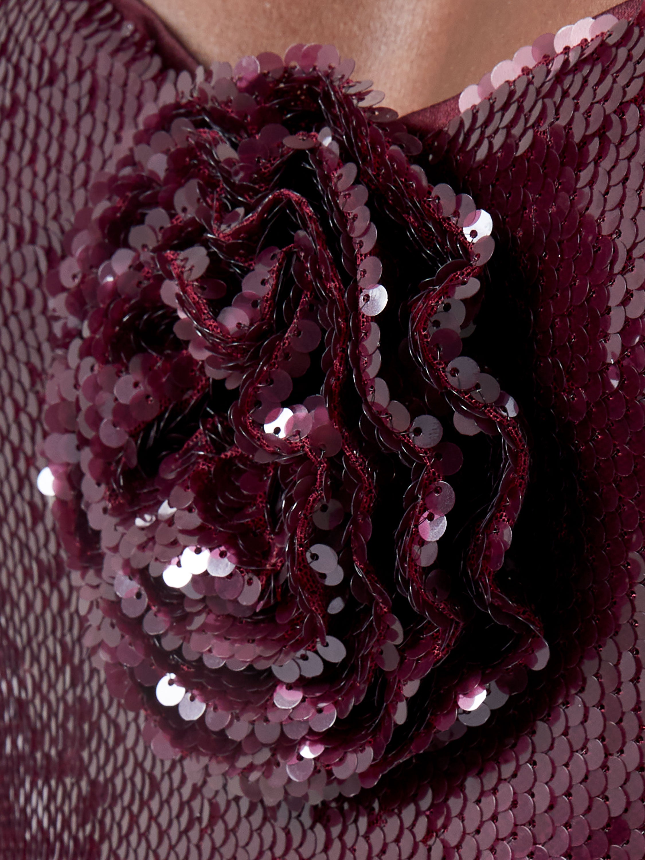 Vestido Corto de Fiesta con Lentejuelas Brillantes - Diseño Elegante con Tirantes Delgados y Detalle Floral en el Pecho
