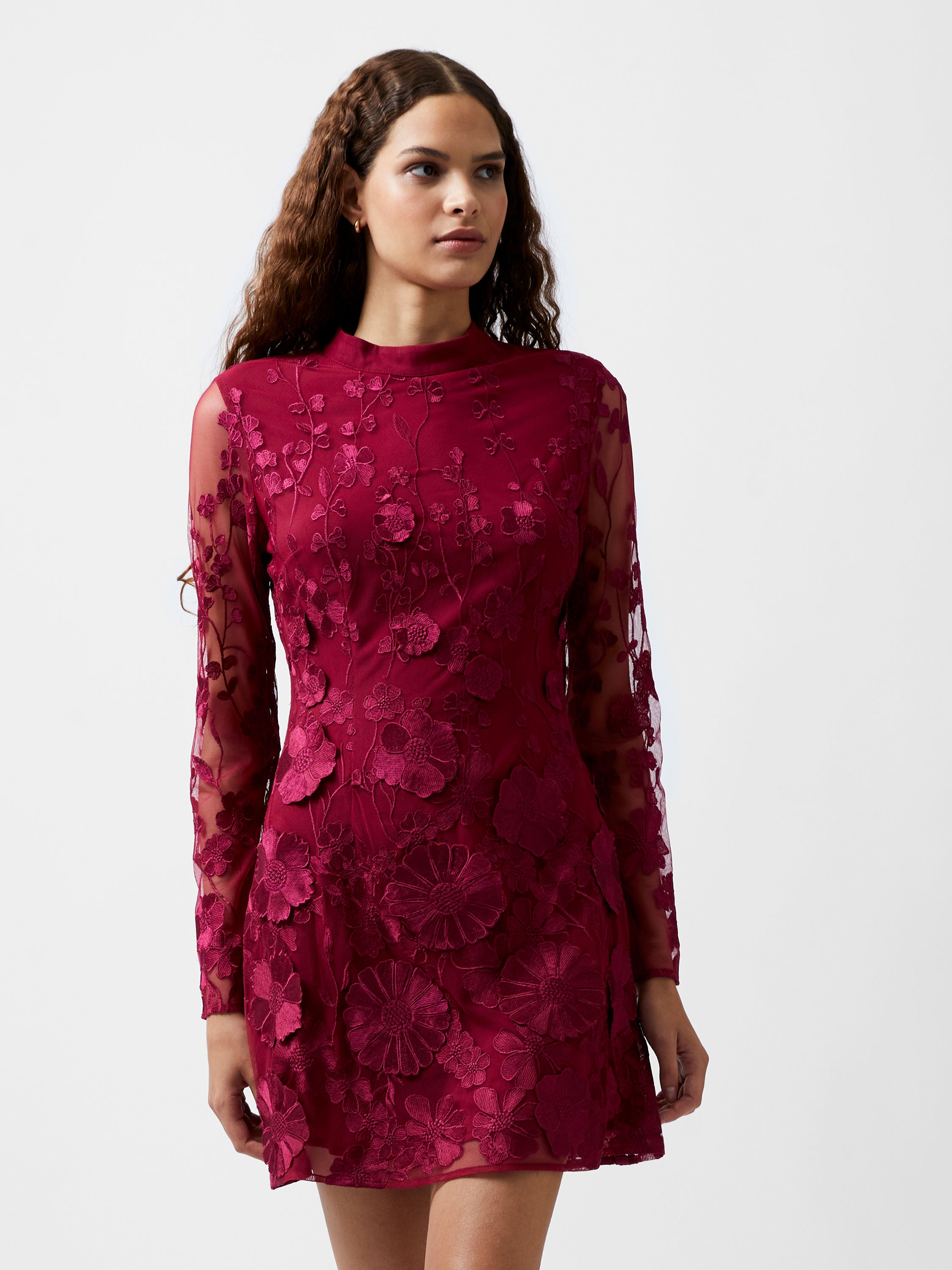 Vestido Corto Astrida con Diseño Floral Tridimensional