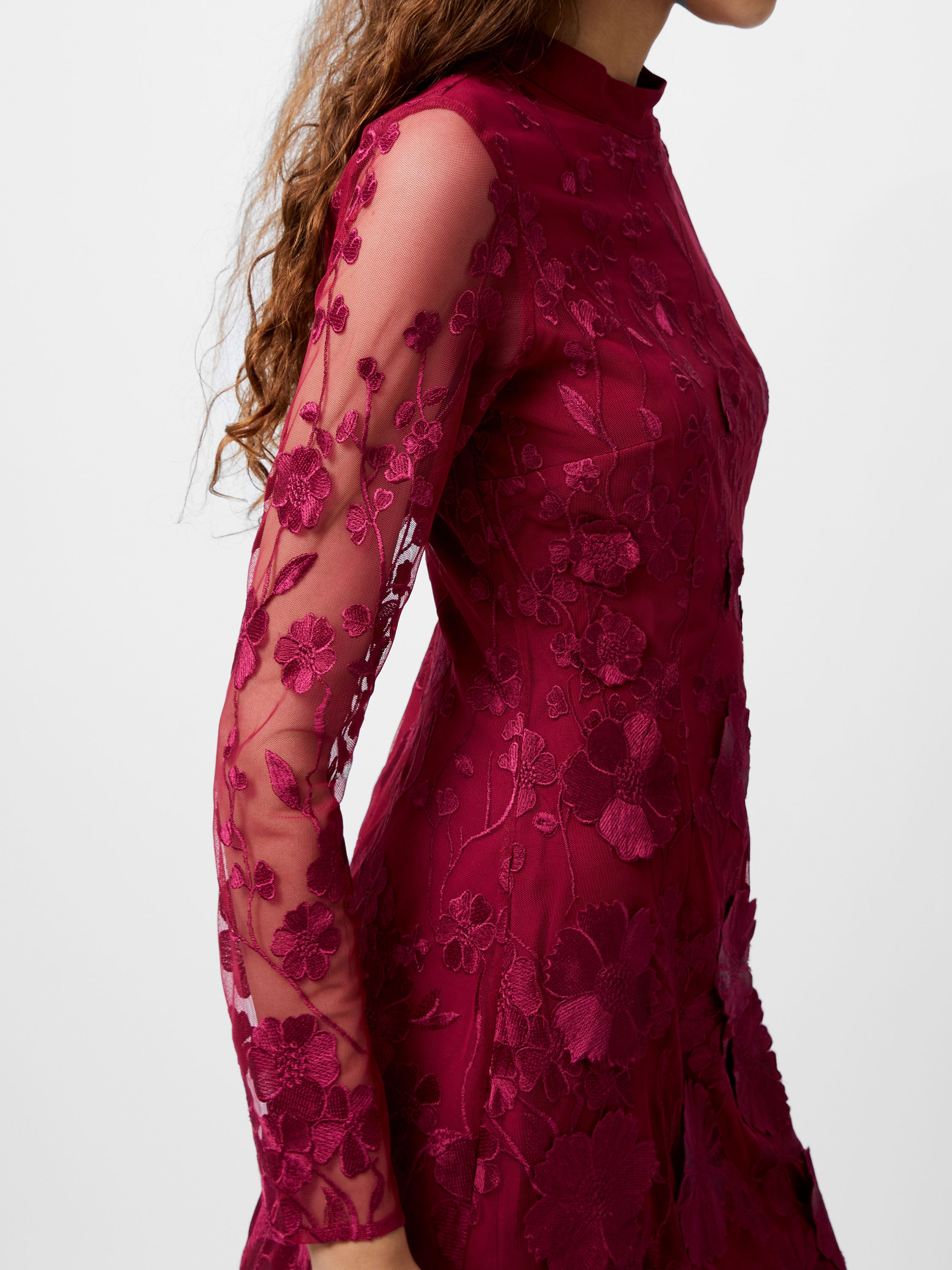 Vestido Corto Astrida con Diseño Floral Tridimensional