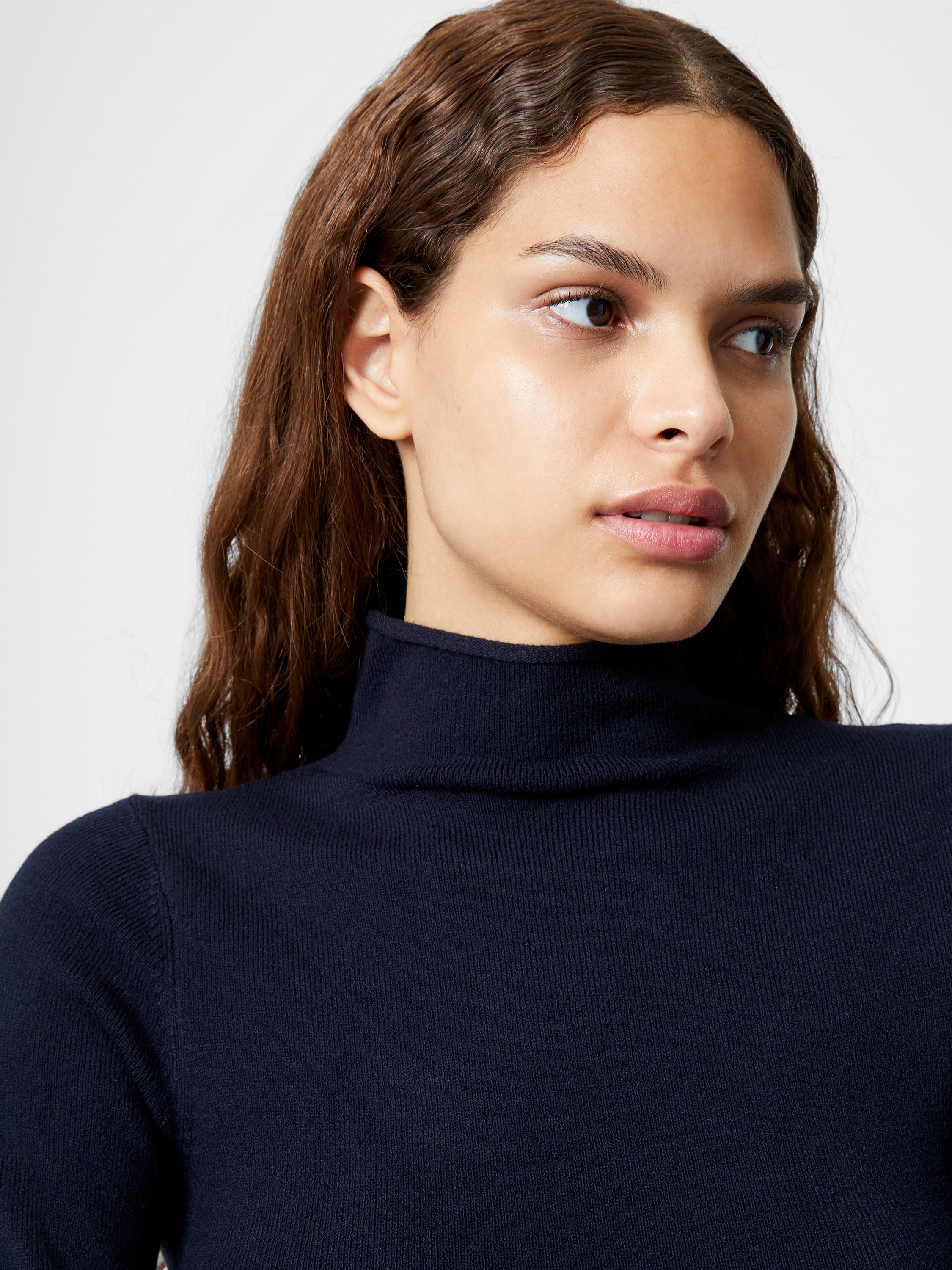 Elegante Vestido Mid-Largo con Cuello Alto en Tejido Ultra Suave