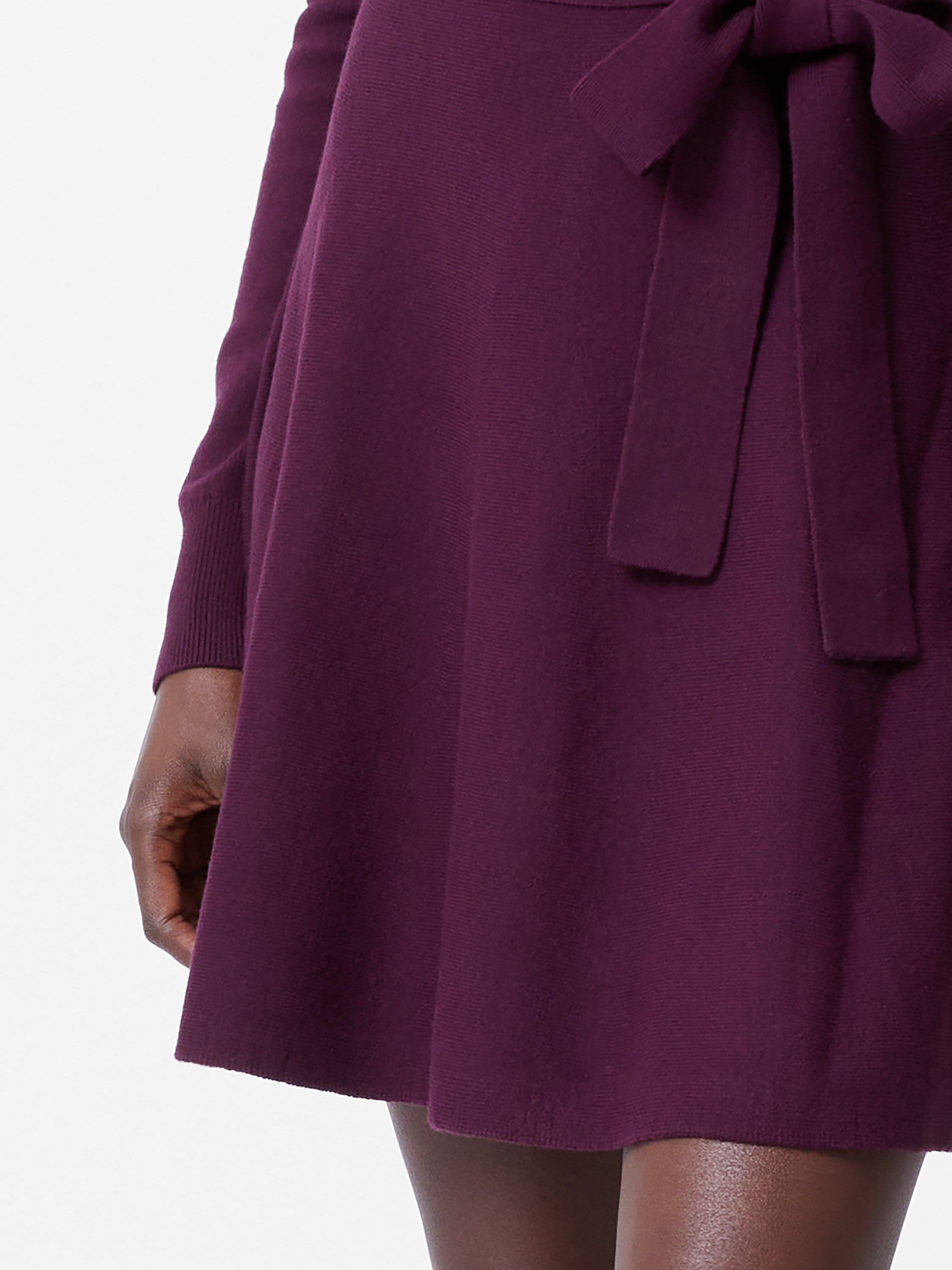 Vestido Corto Suave con Diseño Cruzado y Ajuste Perfecto