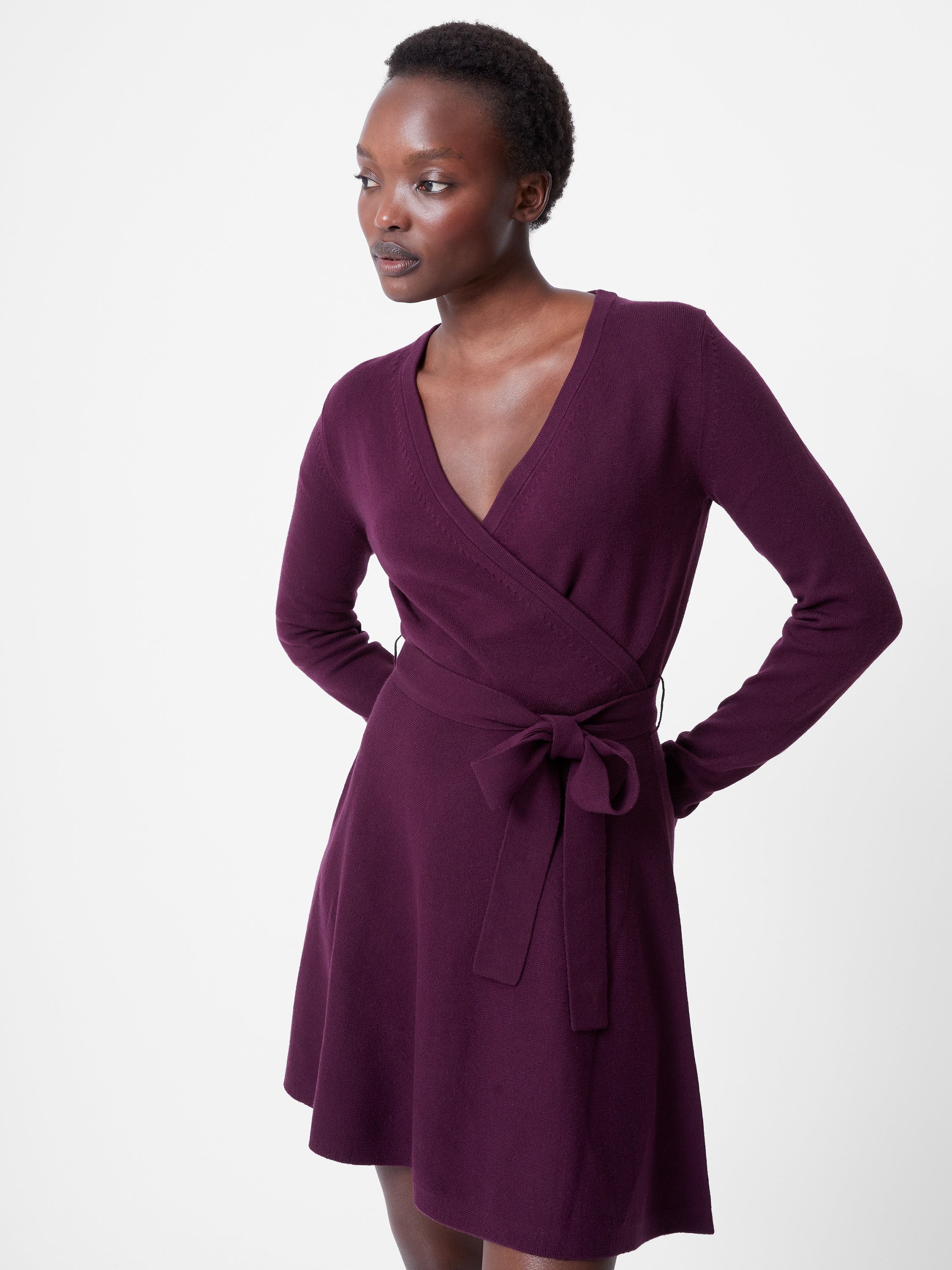 Vestido Corto Suave con Diseño Cruzado y Ajuste Perfecto