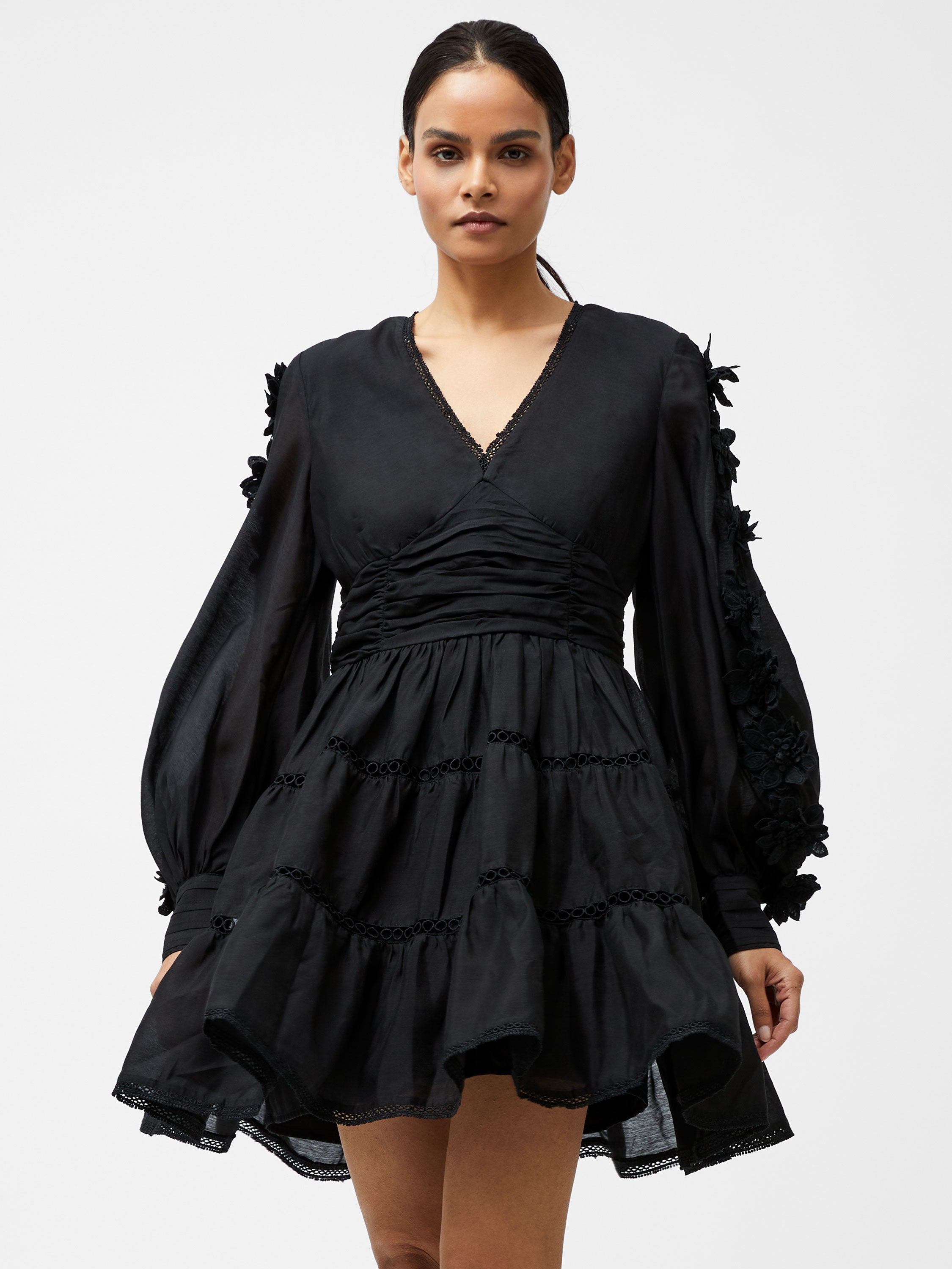 Vestido Corto Aubrey con Detalles 3D en Encaje