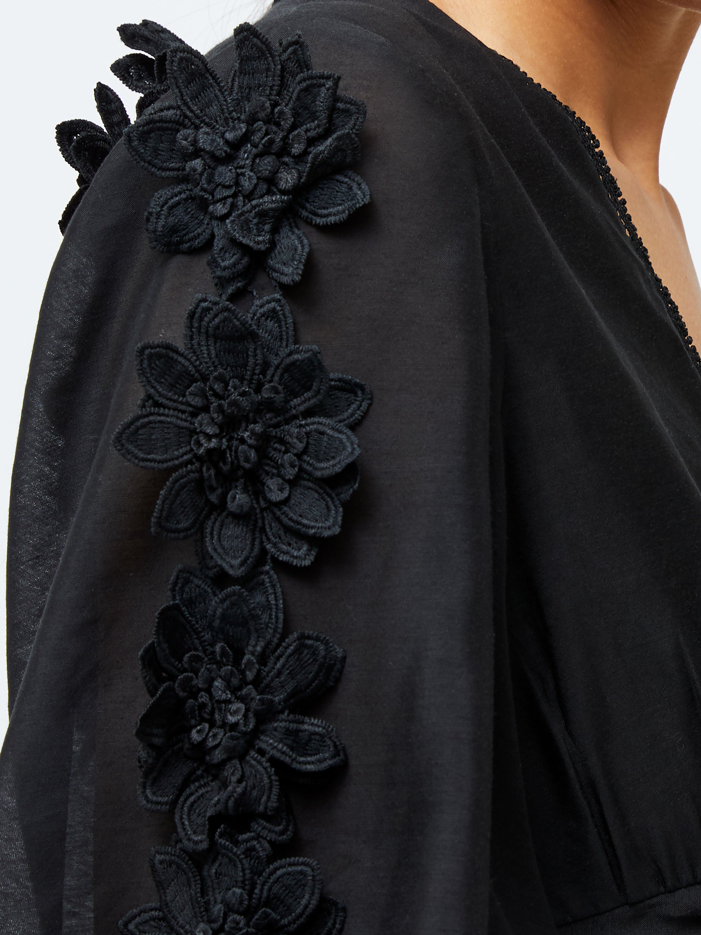 Vestido Corto Aubrey con Detalles 3D en Encaje