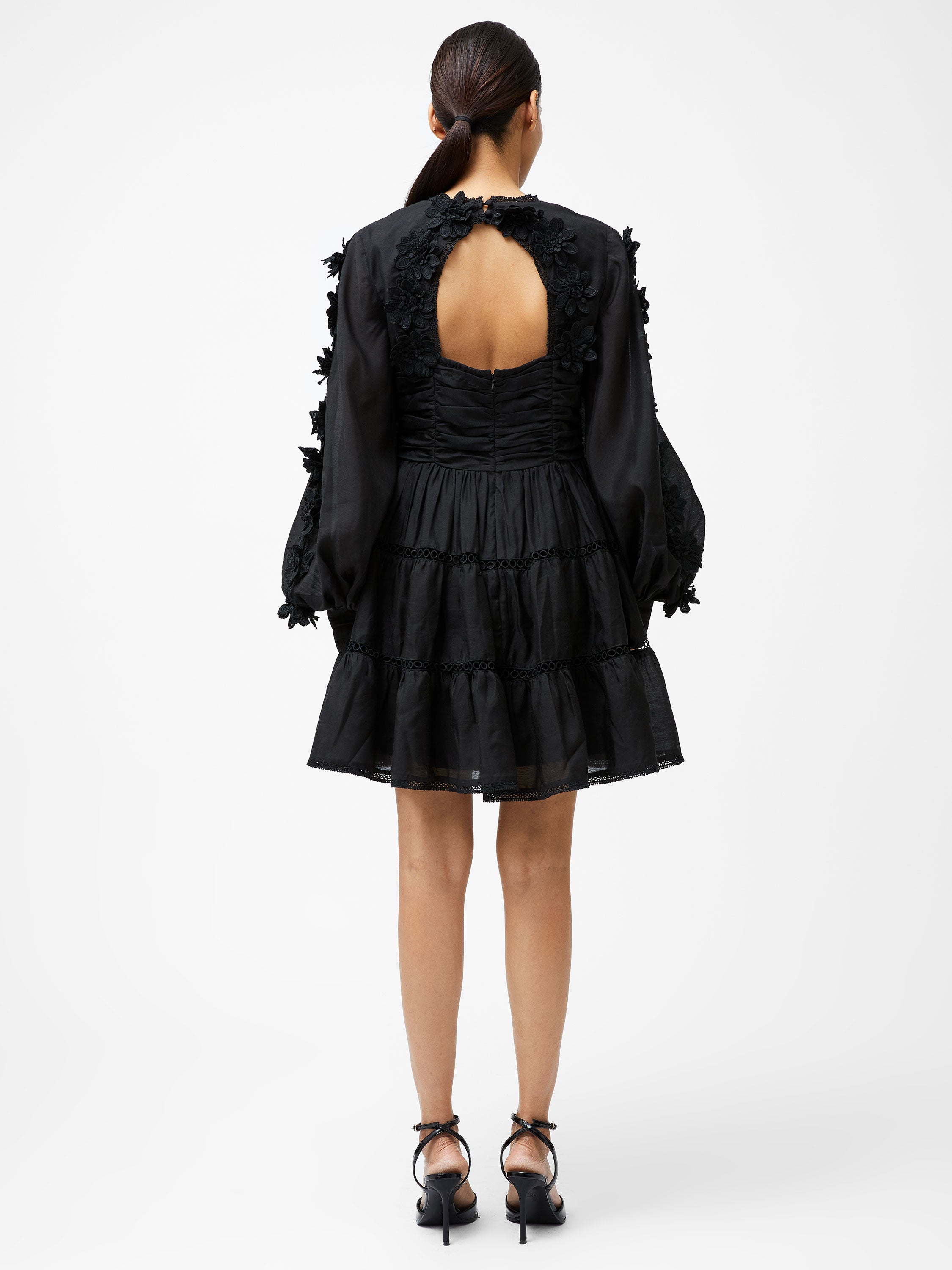 Vestido Corto Aubrey con Detalles 3D en Encaje