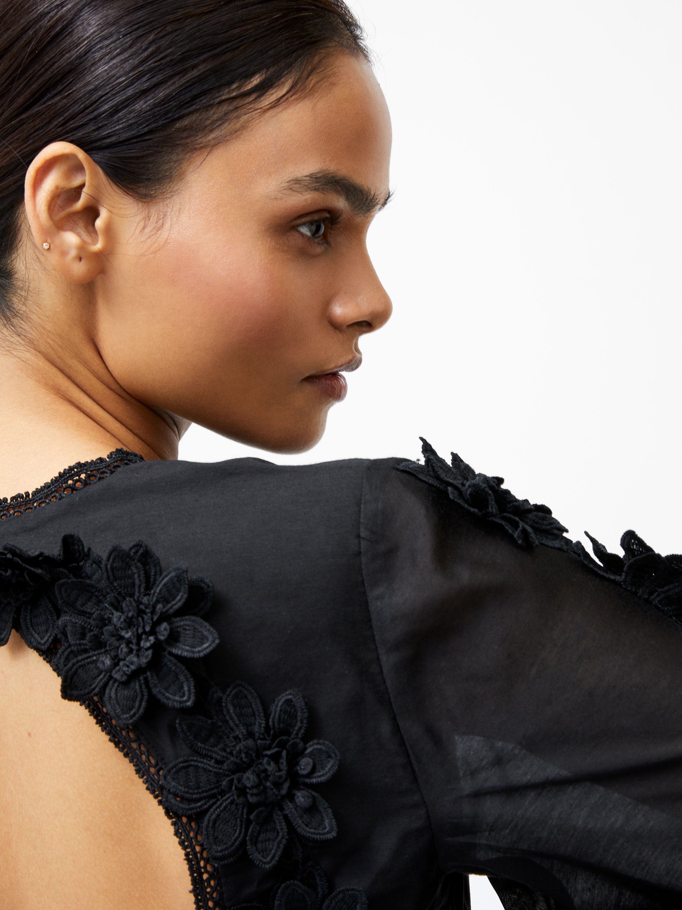 Vestido Corto Aubrey con Detalles 3D en Encaje