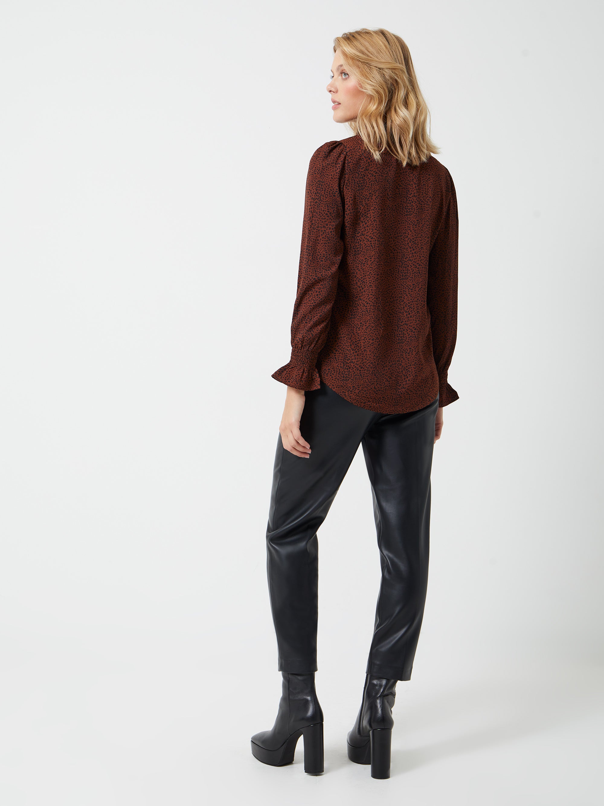 Blusa Elegante de Cuello Alto con Diseño Moderno - Affie