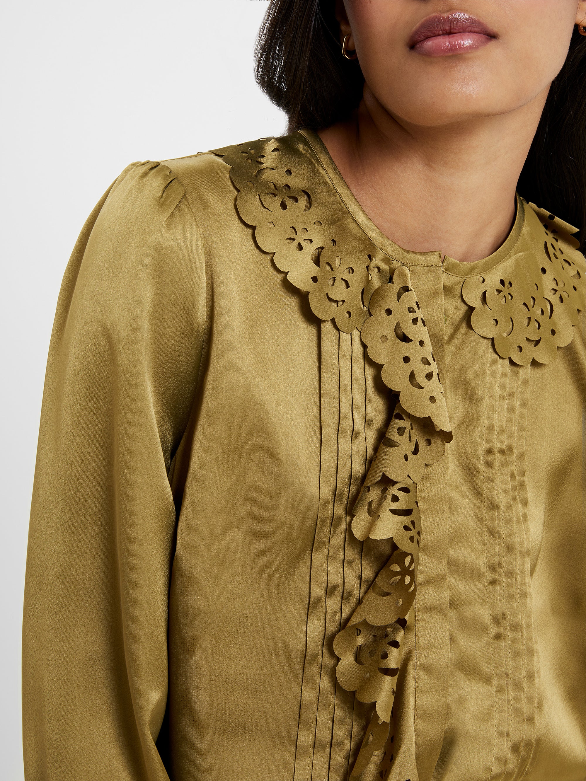 Blusa Elegante Aleeya con Volantes de Encaje y Satén para Mujer - Moda Femenina con Detalles Delicados