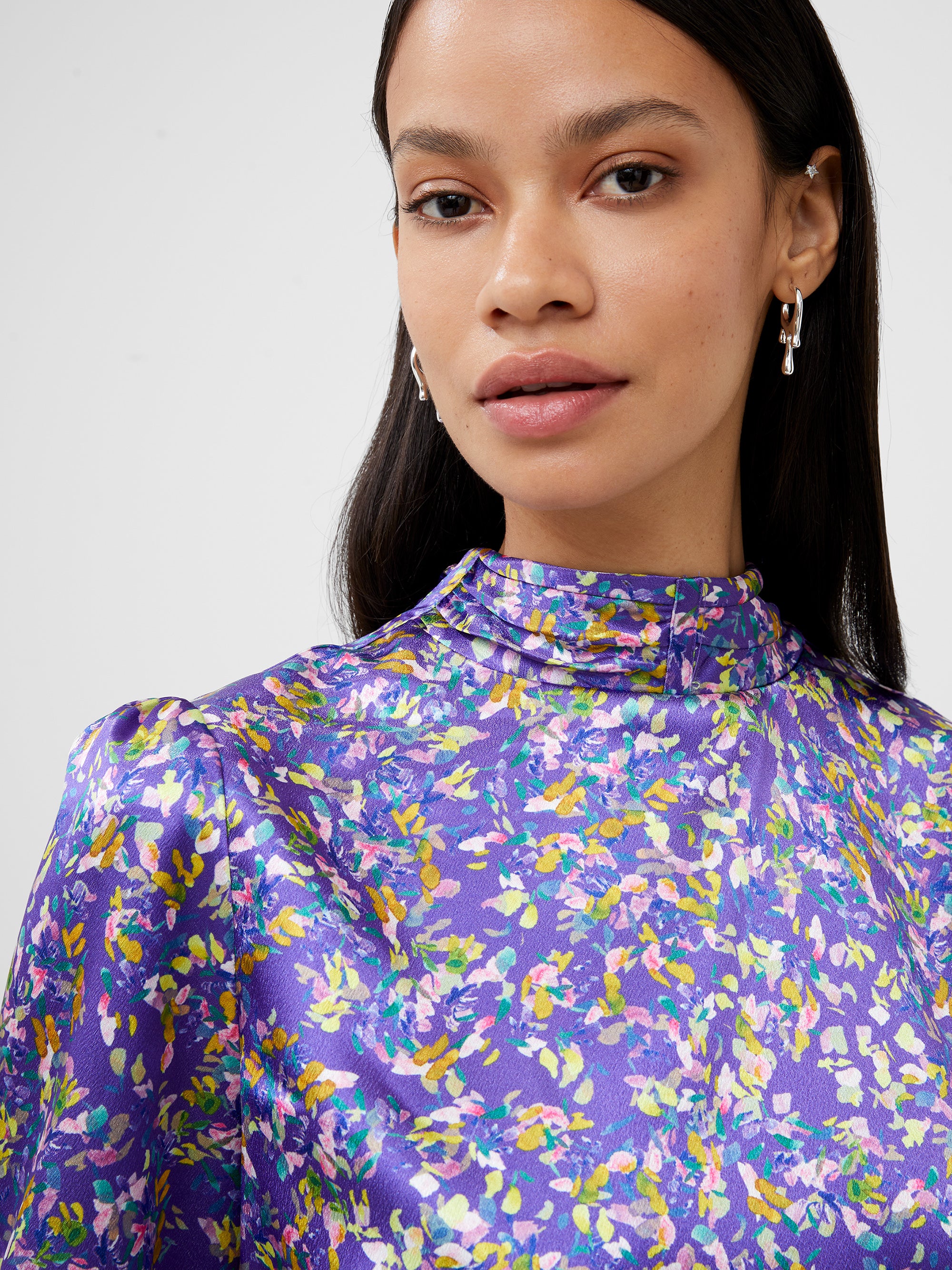 Blusa Elegante de Satén Suave con Toque Brillante