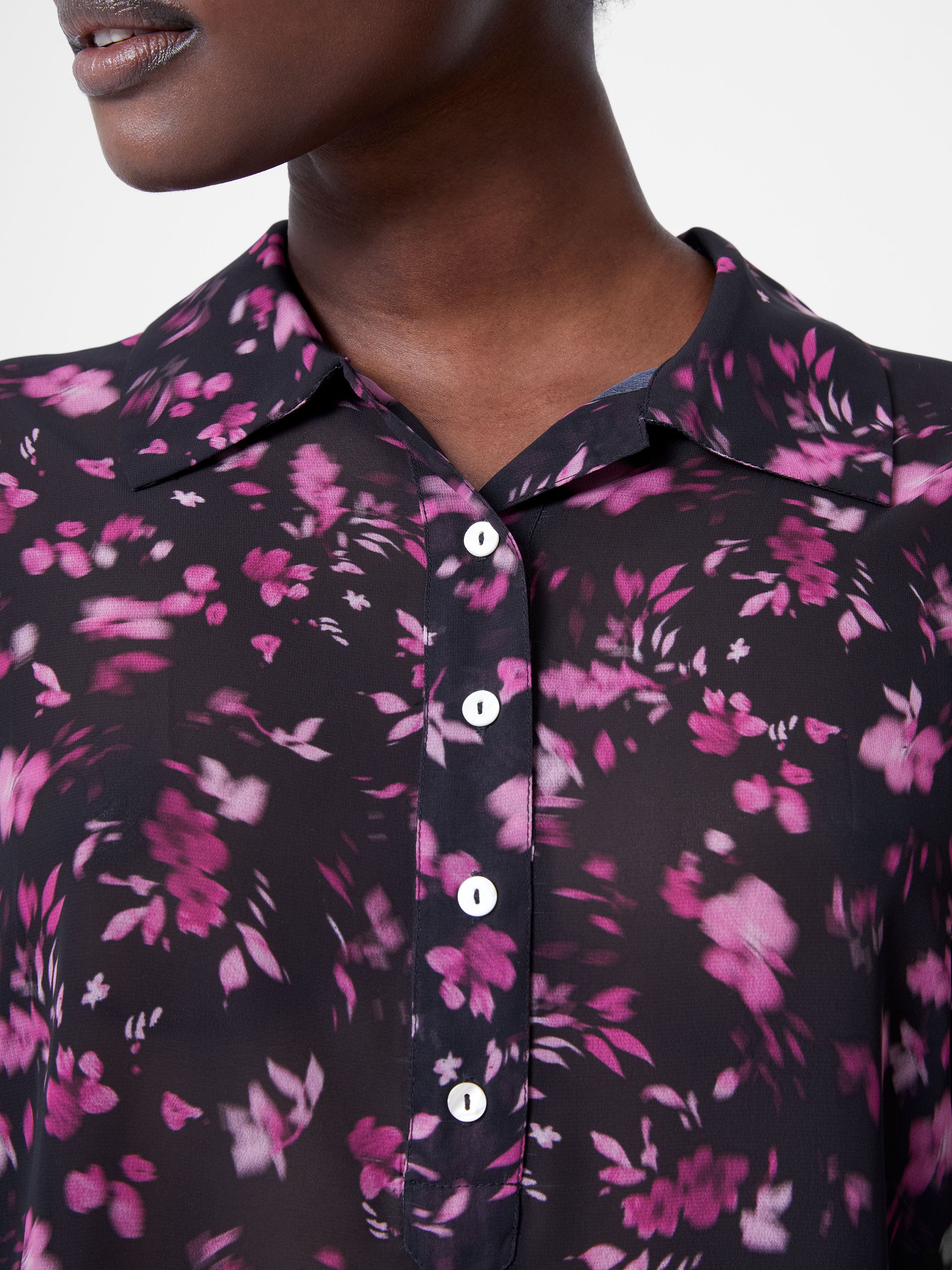 Blusa Aden con Mangas Obispo y Puños Fruncidos de Diseño