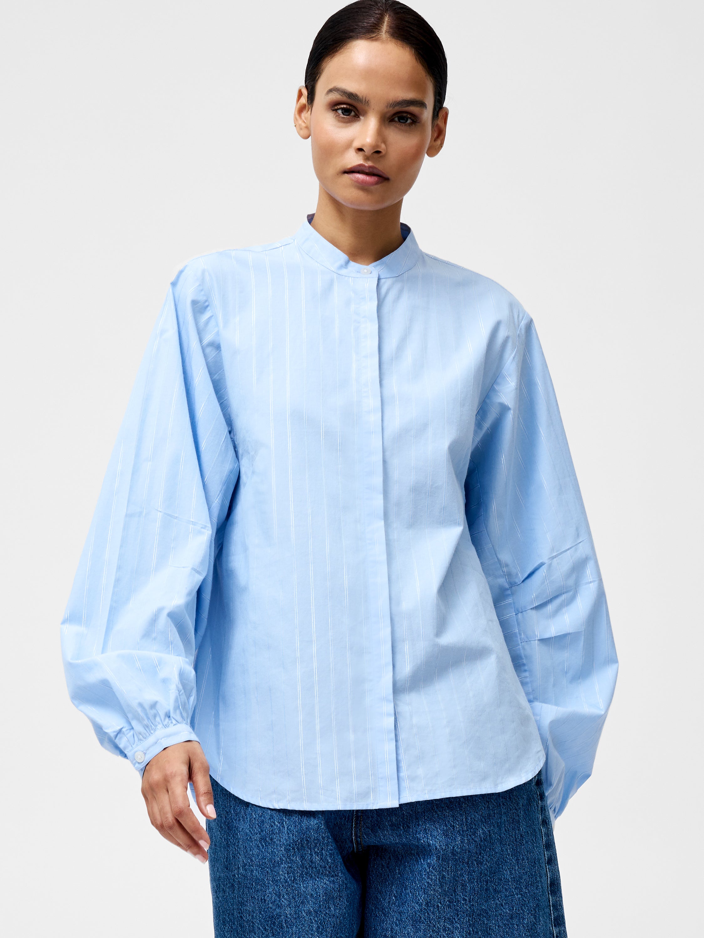 Camisa de Rayas Annesy con Diseño Recortado Moderno