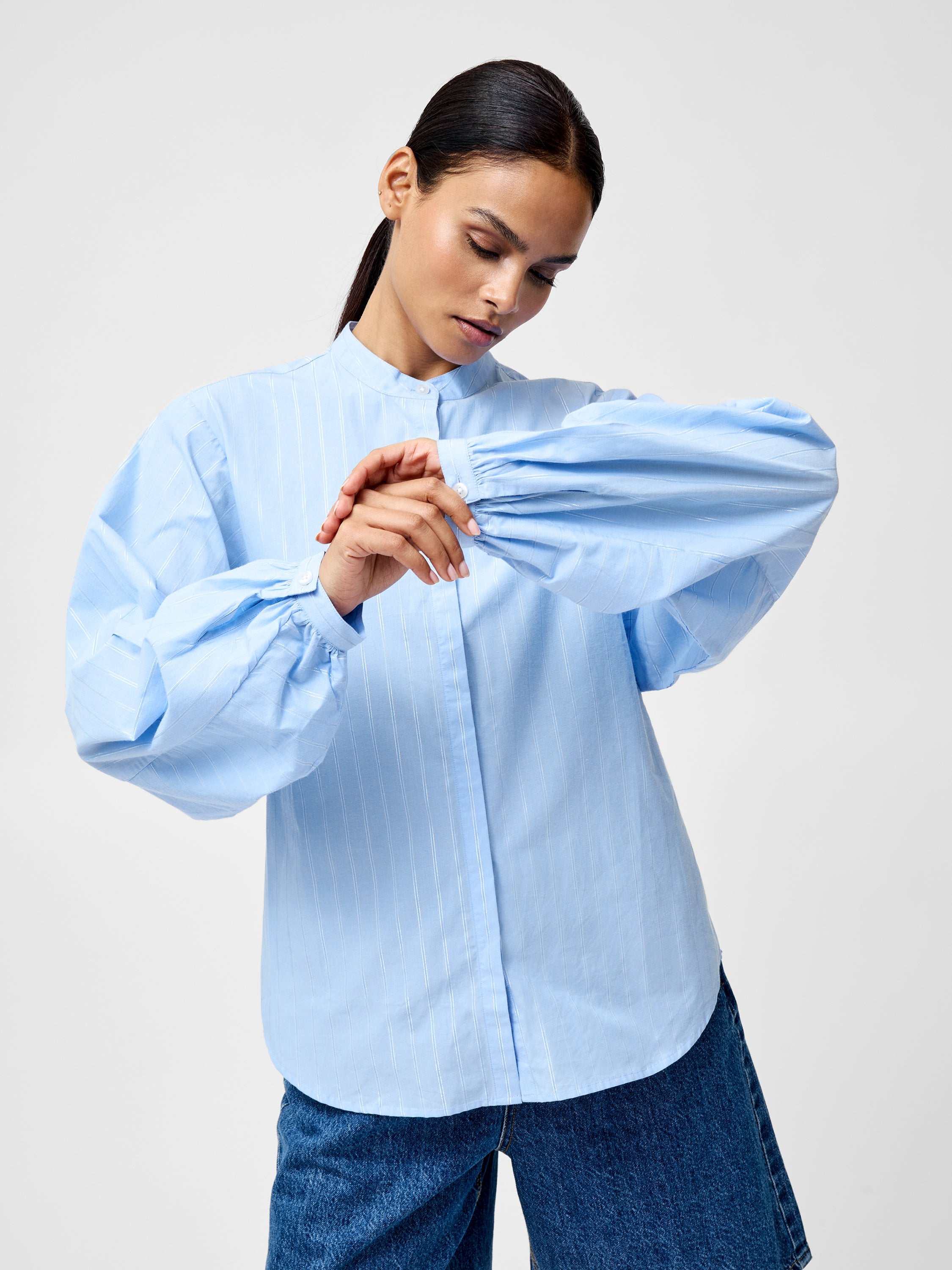 Camisa de Rayas Annesy con Diseño Recortado Moderno