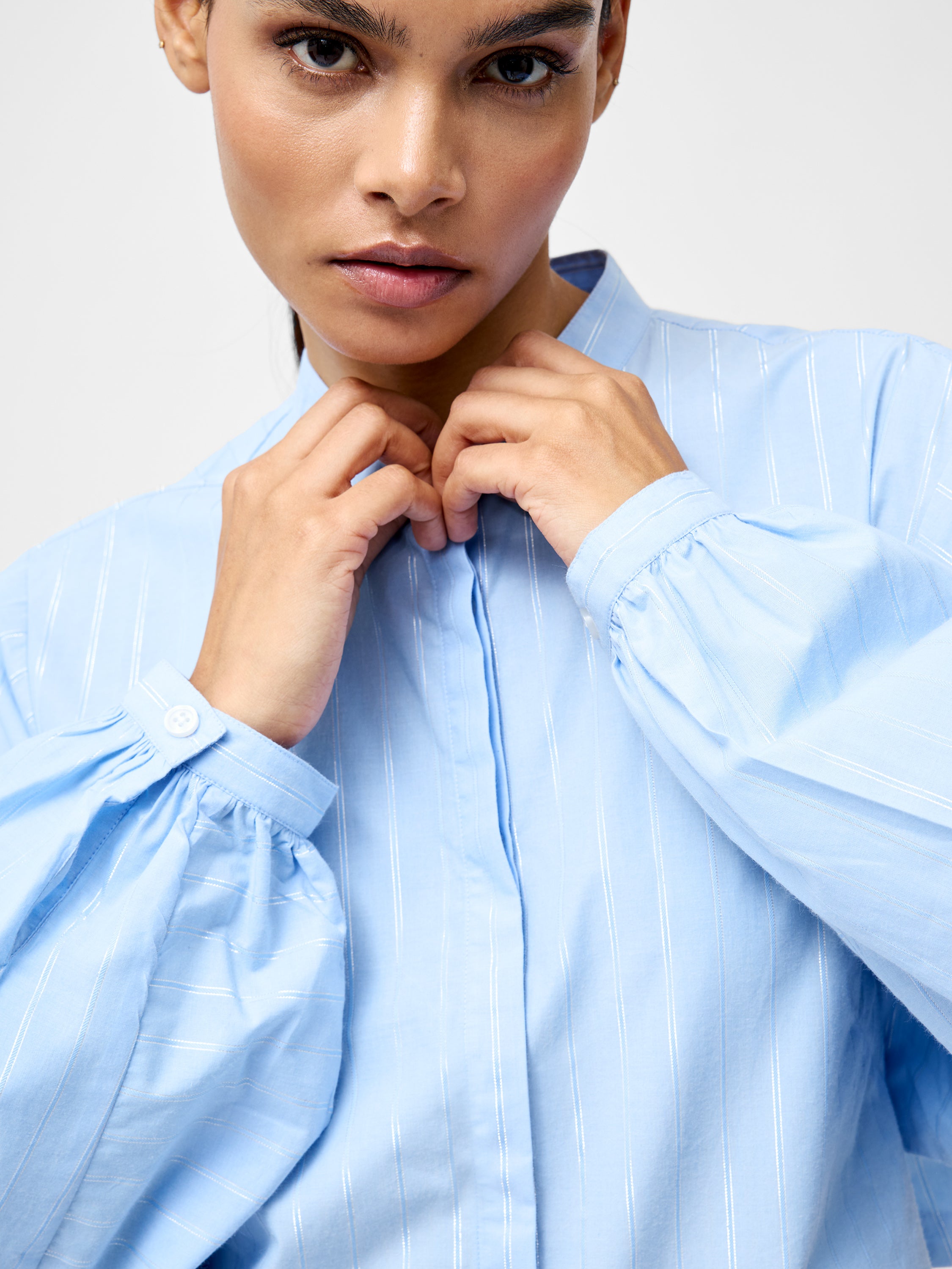 Camisa de Rayas Annesy con Diseño Recortado Moderno