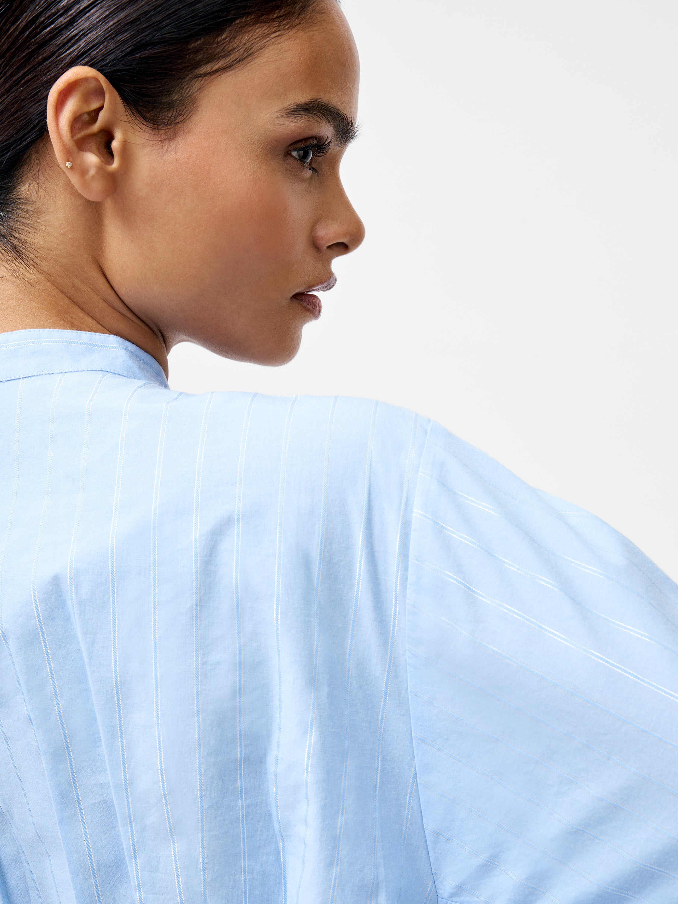 Camisa de Rayas Annesy con Diseño Recortado Moderno