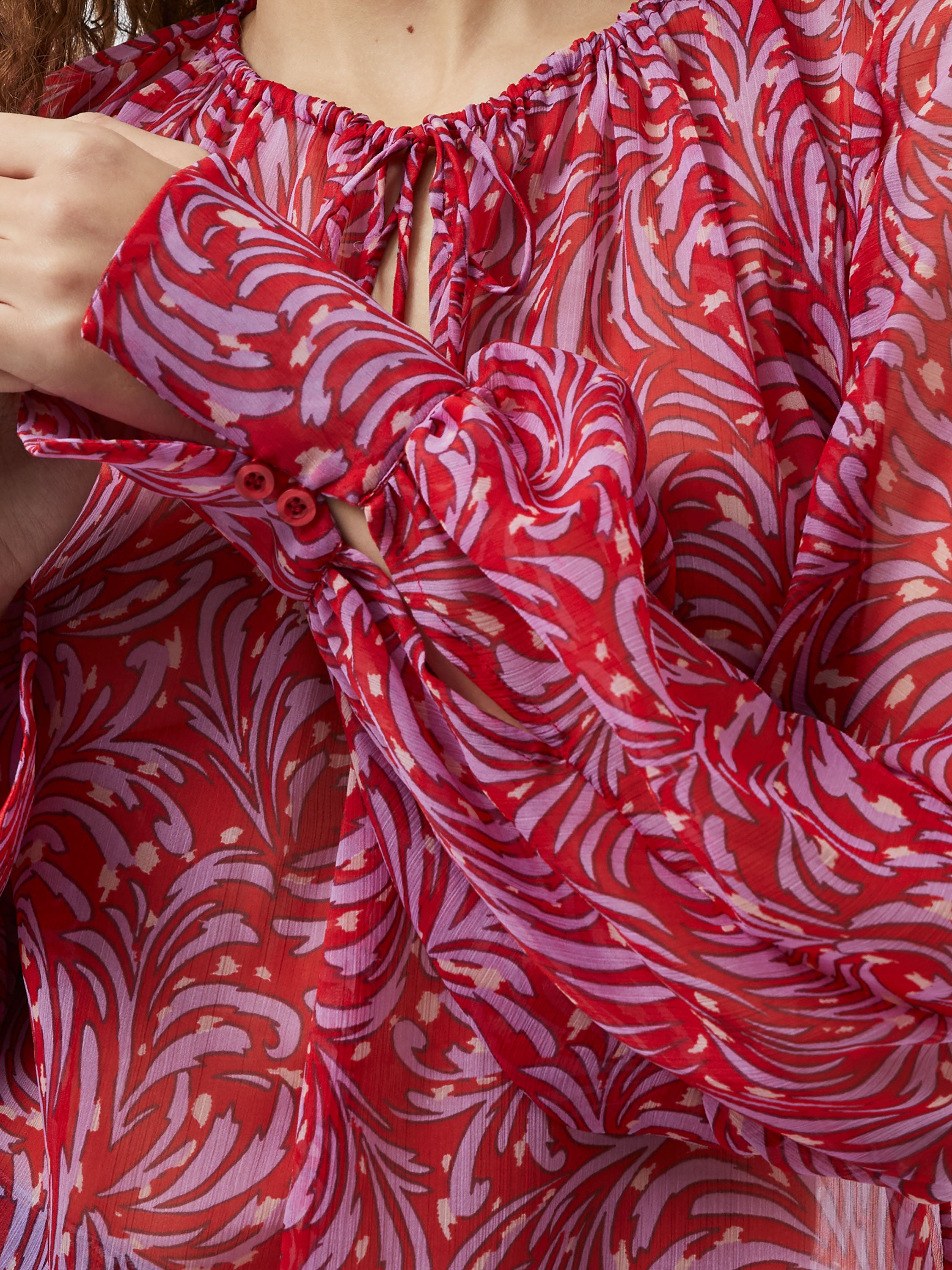 Blusa Estilosa de Chiffon con Manga Larga y Detalle de Ojal Decorativo - Diseño floral elegante para ocasiones especiales