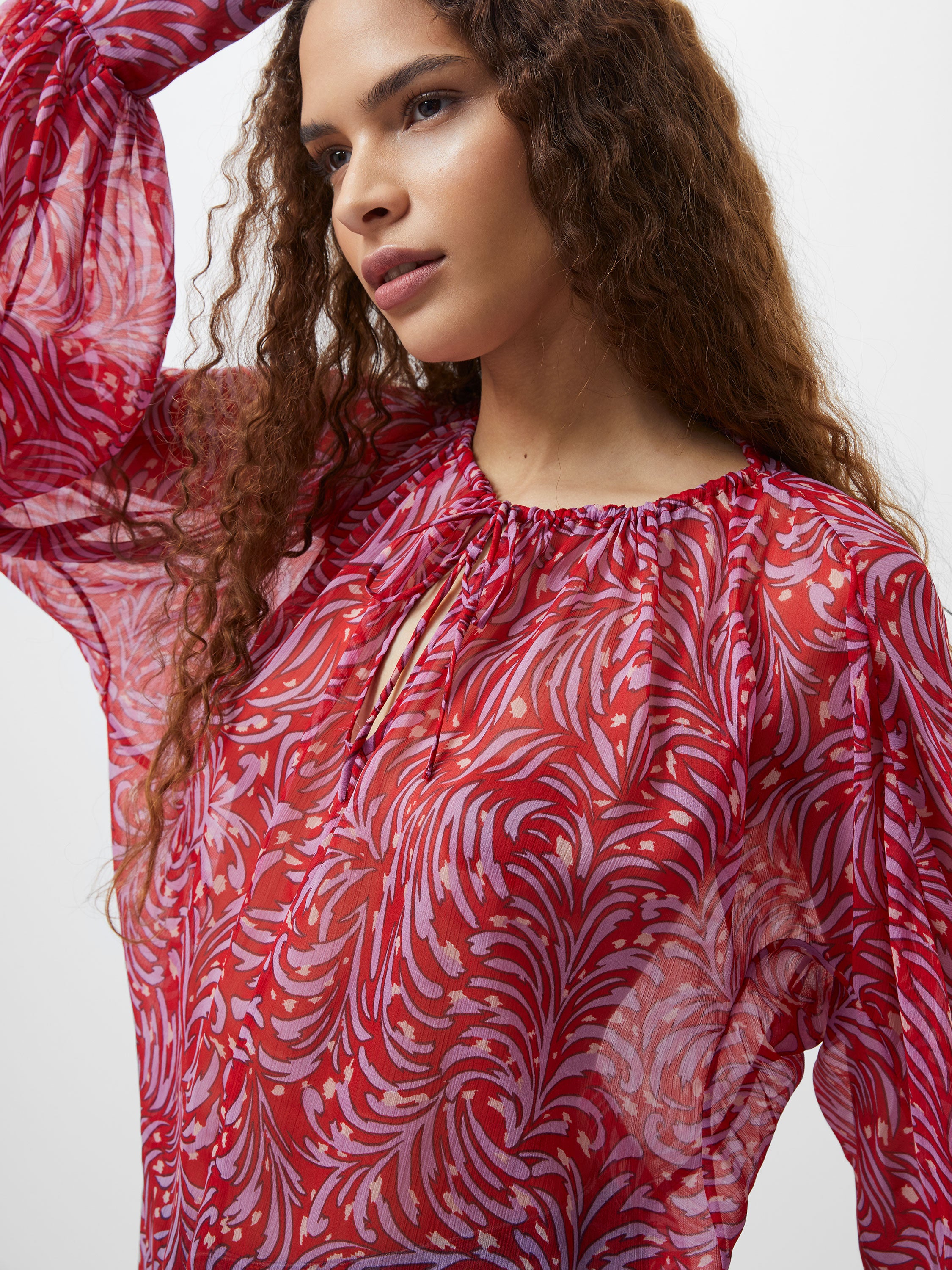 Blusa Estilosa de Chiffon con Manga Larga y Detalle de Ojal Decorativo - Diseño floral elegante para ocasiones especiales