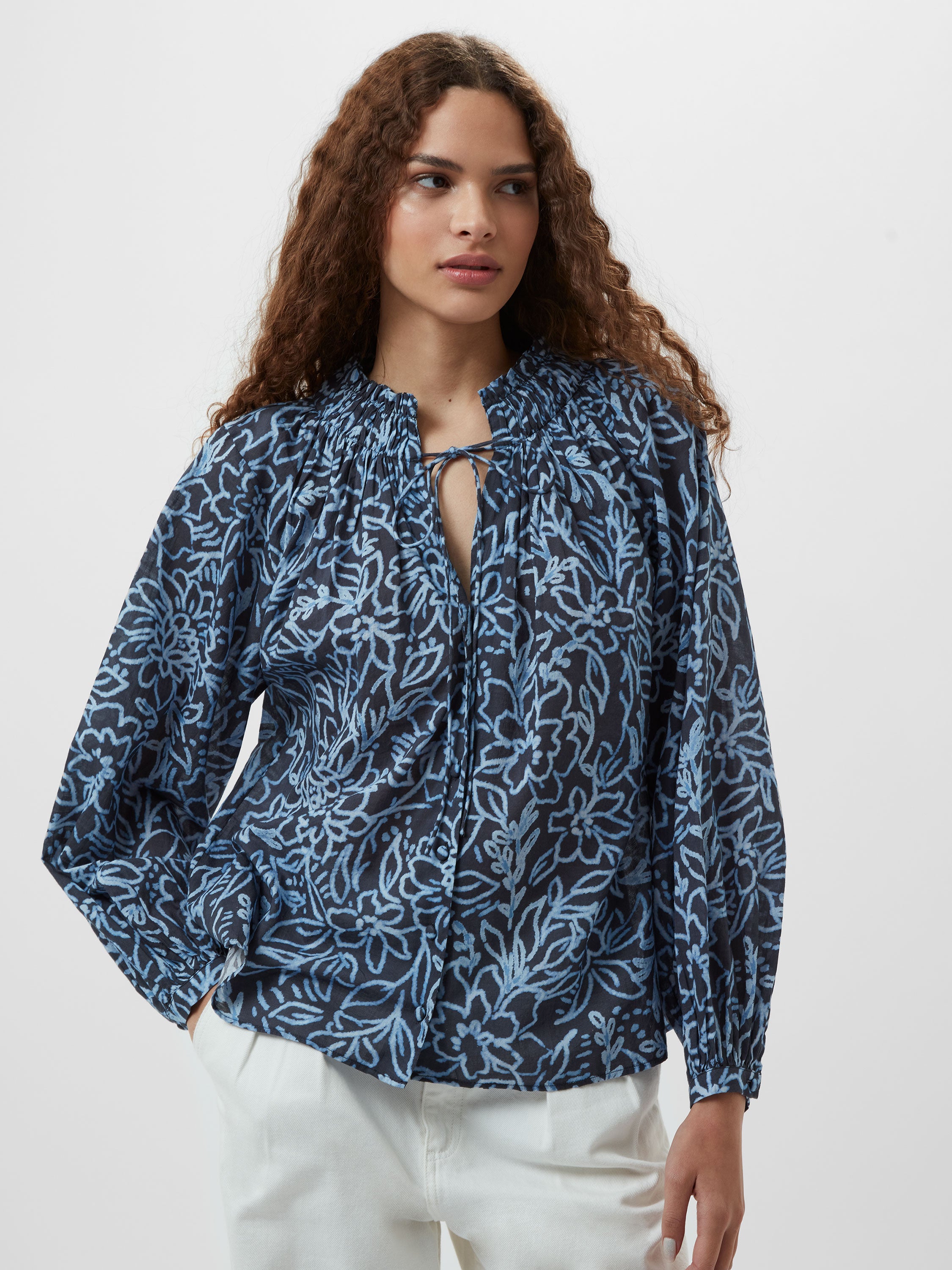 Blusa de Algodón Anna Austin con Detalle de Lazo en el Cuello