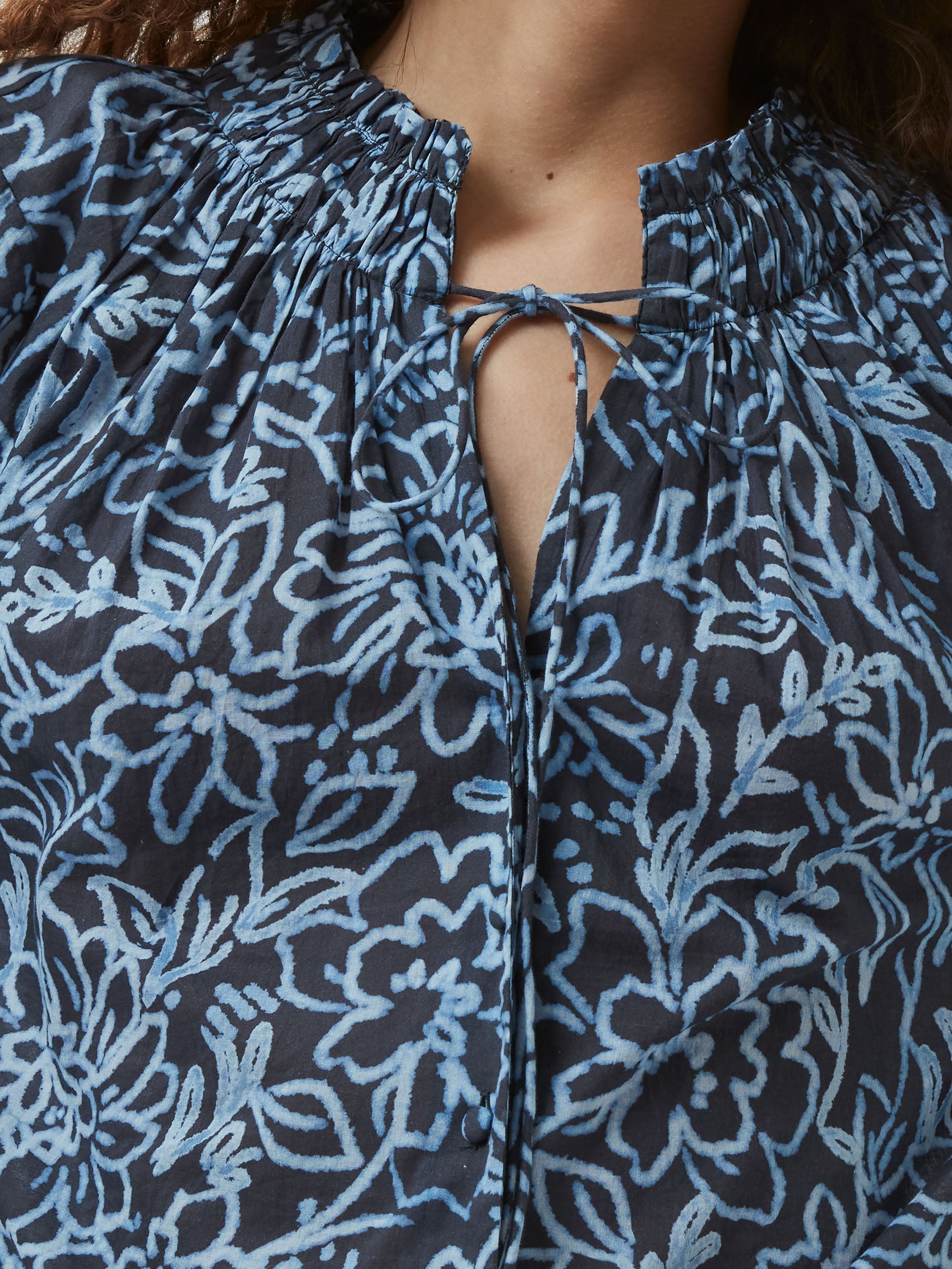 Blusa de Algodón Anna Austin con Detalle de Lazo en el Cuello