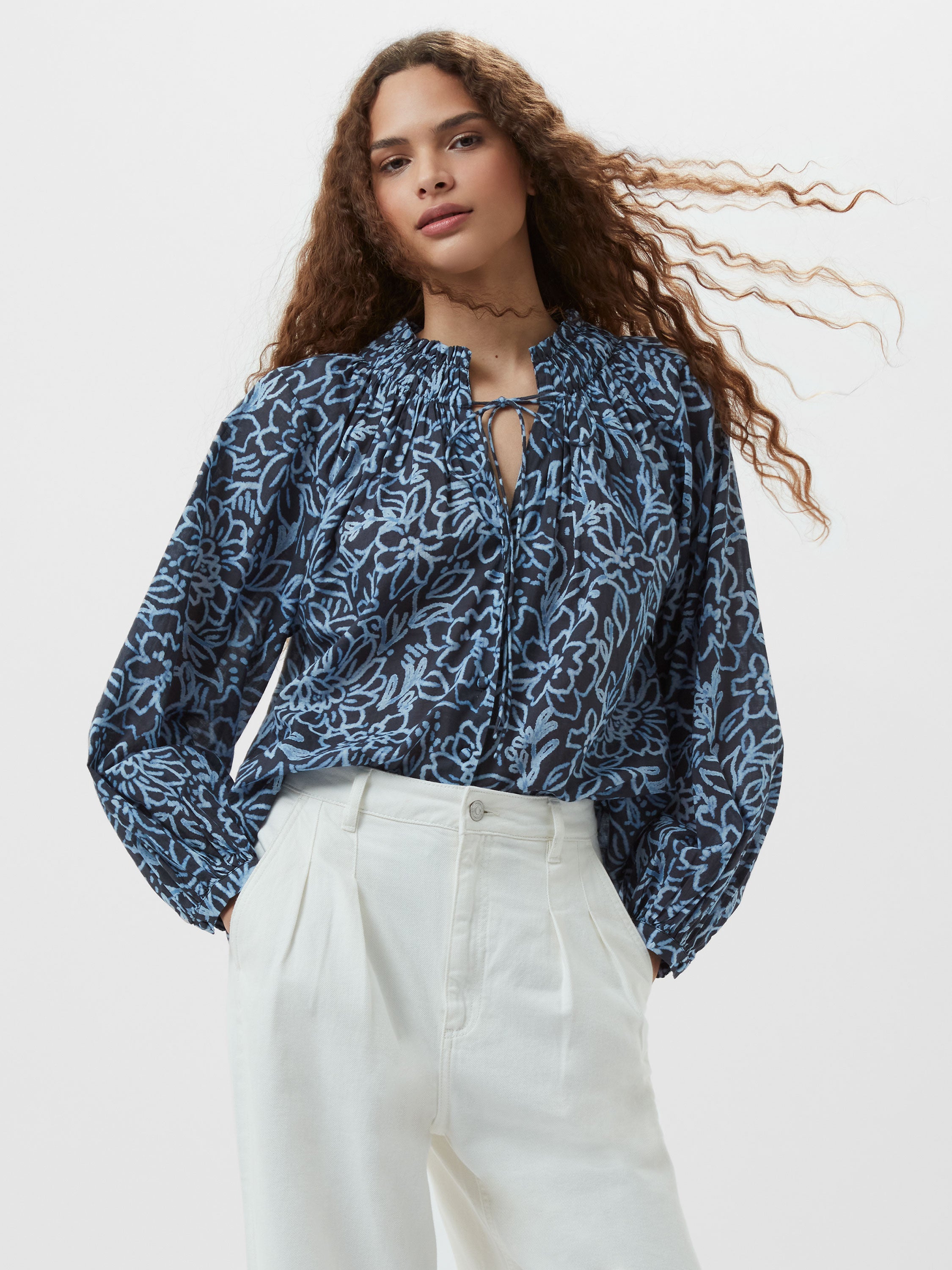 Blusa de Algodón Anna Austin con Detalle de Lazo en el Cuello